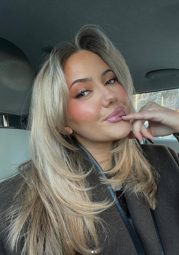 Stina_02_selfie_bil.png