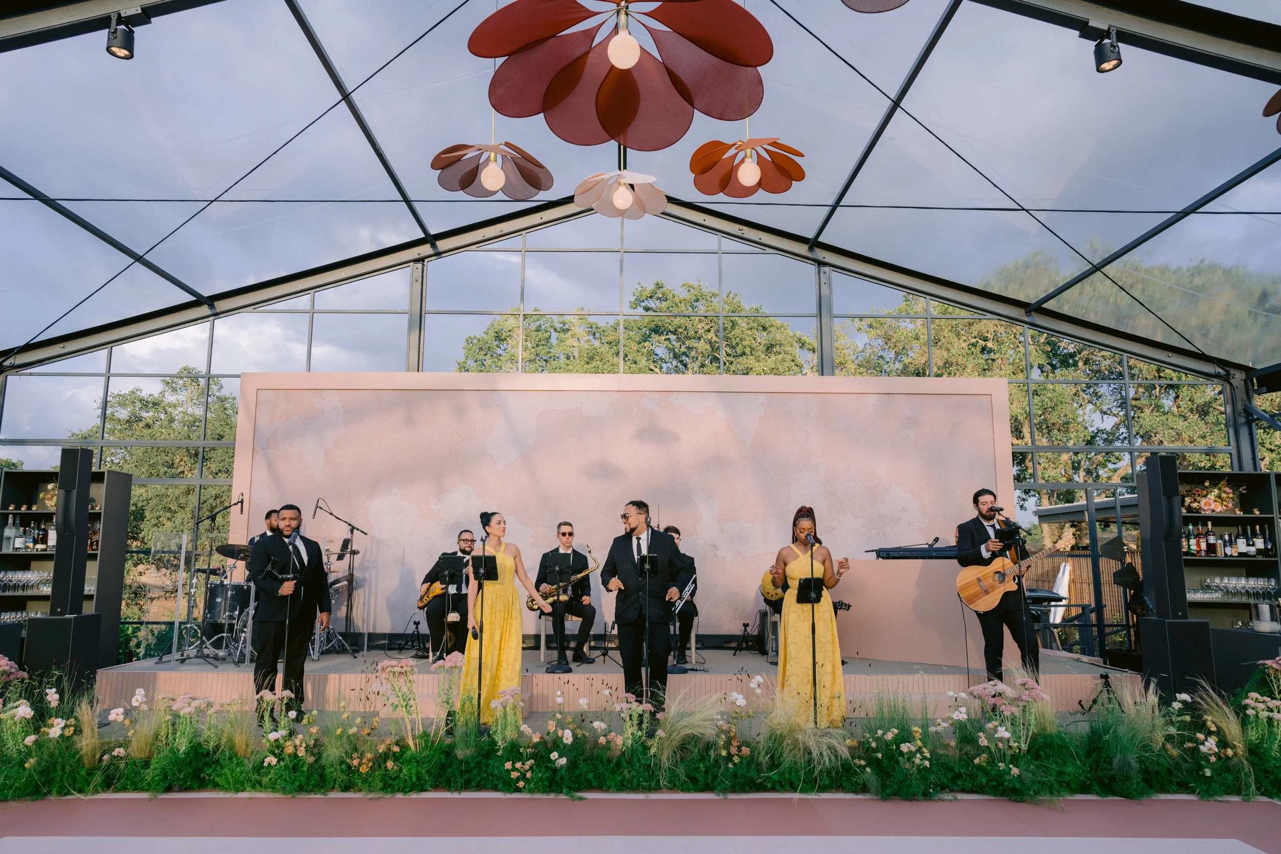 montage-healdsburg-wedding-groomsmen-bw-live-tree-backdrop.jpg