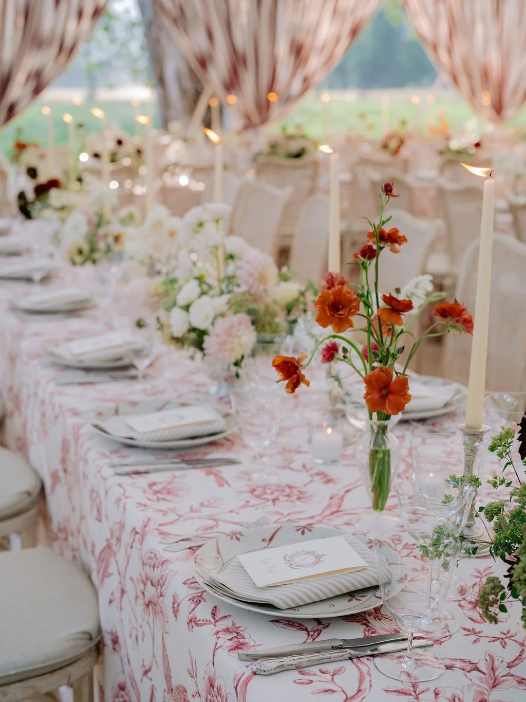 laurie-arons-special-events-montana-ranch-wedding-seasonal-wildflower-centerpiece-toile-linens-candlelit-reception-table.jpg