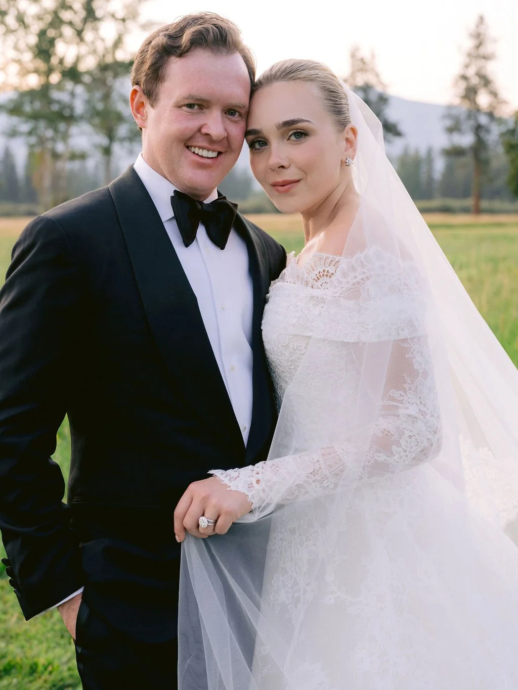 laurie-arons-special-events-montana-ranch-wedding-bride-groom-portrait-lace-gown-cathedral-veil-montana-ranch.jpg