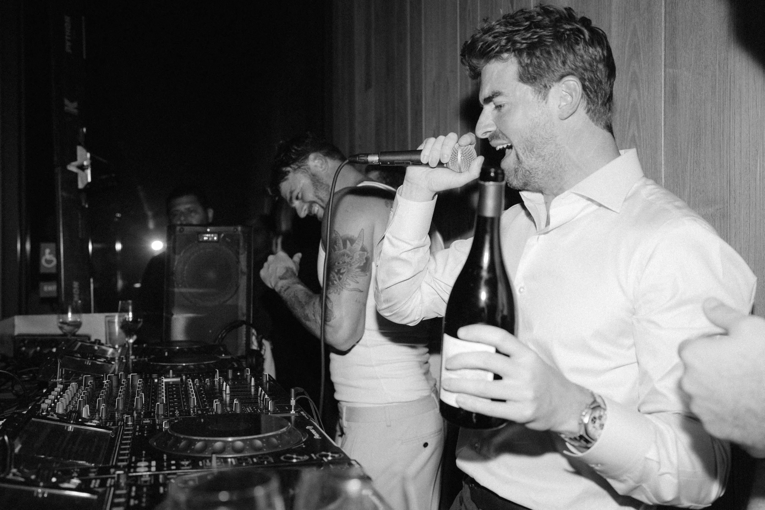 flowers-winery-wedding-chainsmokers-afterparty-bw-singing.jpg