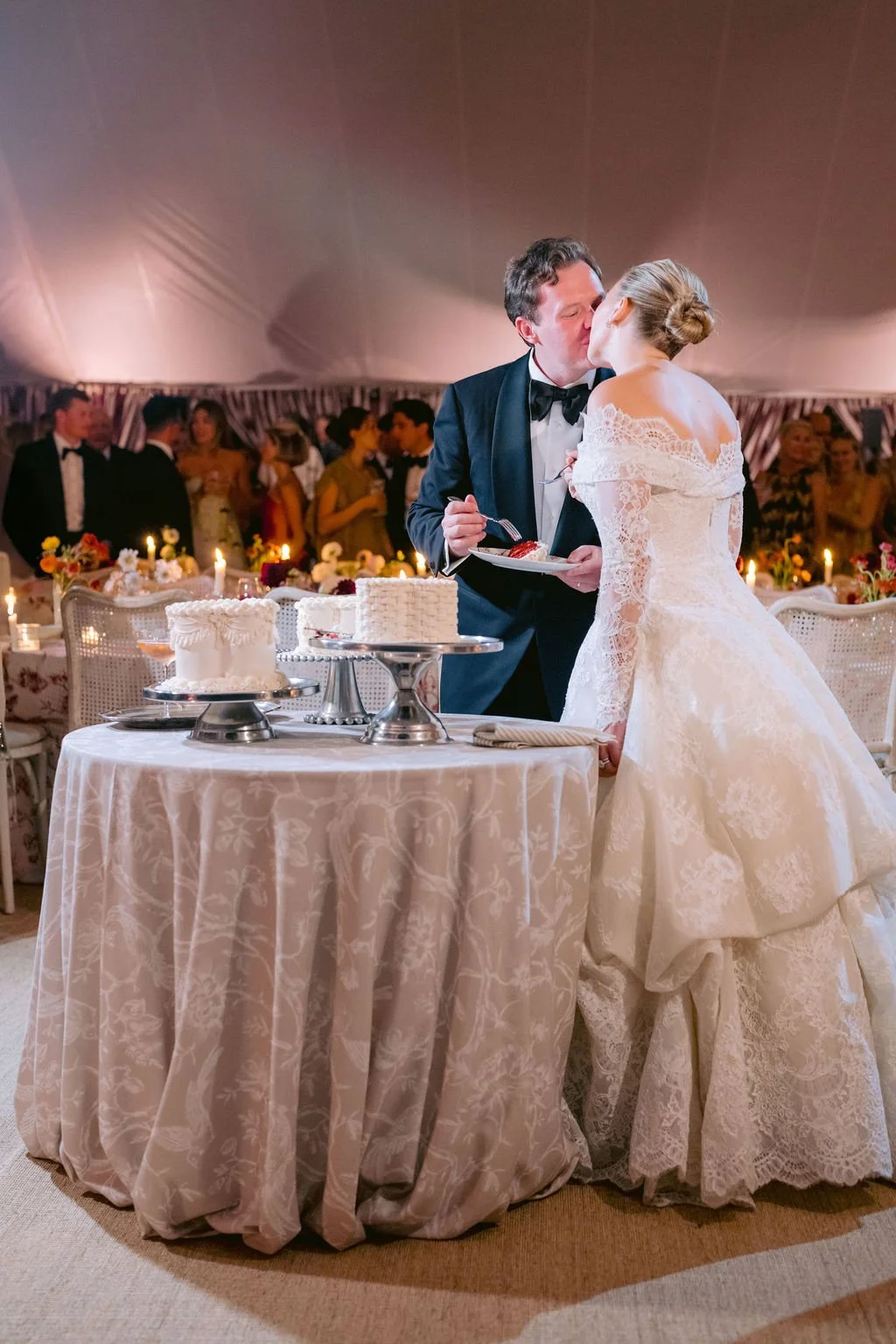 laurie-arons-special-events-montana-family-estate-wedding-bride-and-groom-cake-cutting-vintage-style-wedding-cakes-striped-tent-reception.jpg