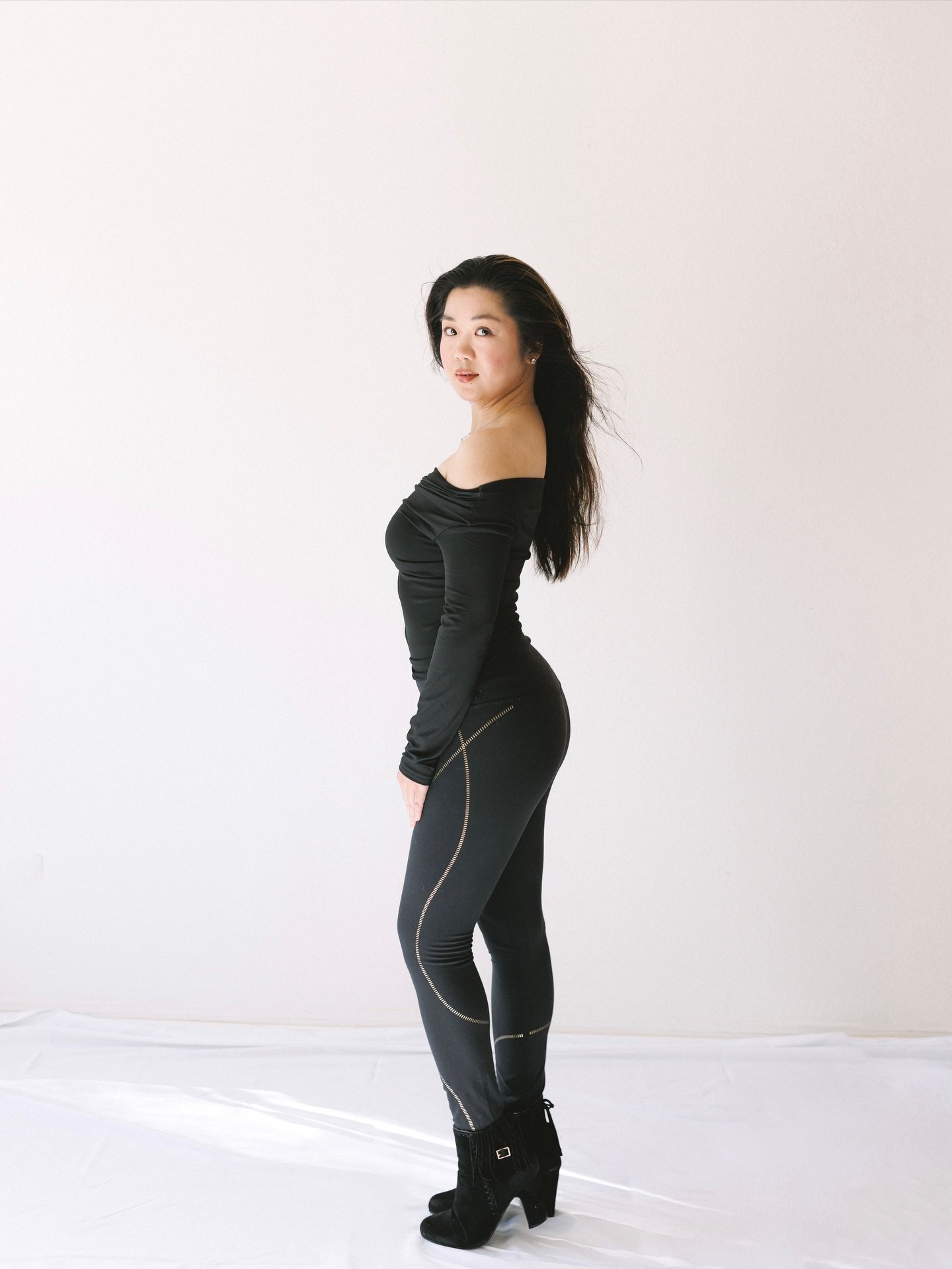 Shot by the oh so talented &amp; lovely @sarangstories.co 💫
.
.
.
.
#figureskatingoutfits #xoxo_tiana_xoxo #iceskating⛸❄️