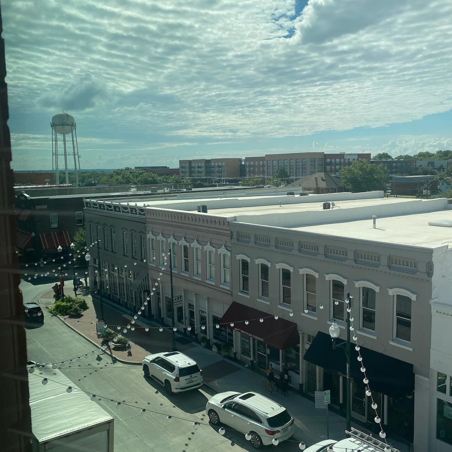 Can&rsquo;t beat this view!
Our presidential suite overlocks the unique shops in @downtownmckinney!

Book a stay with us and stroll through the Historic District.