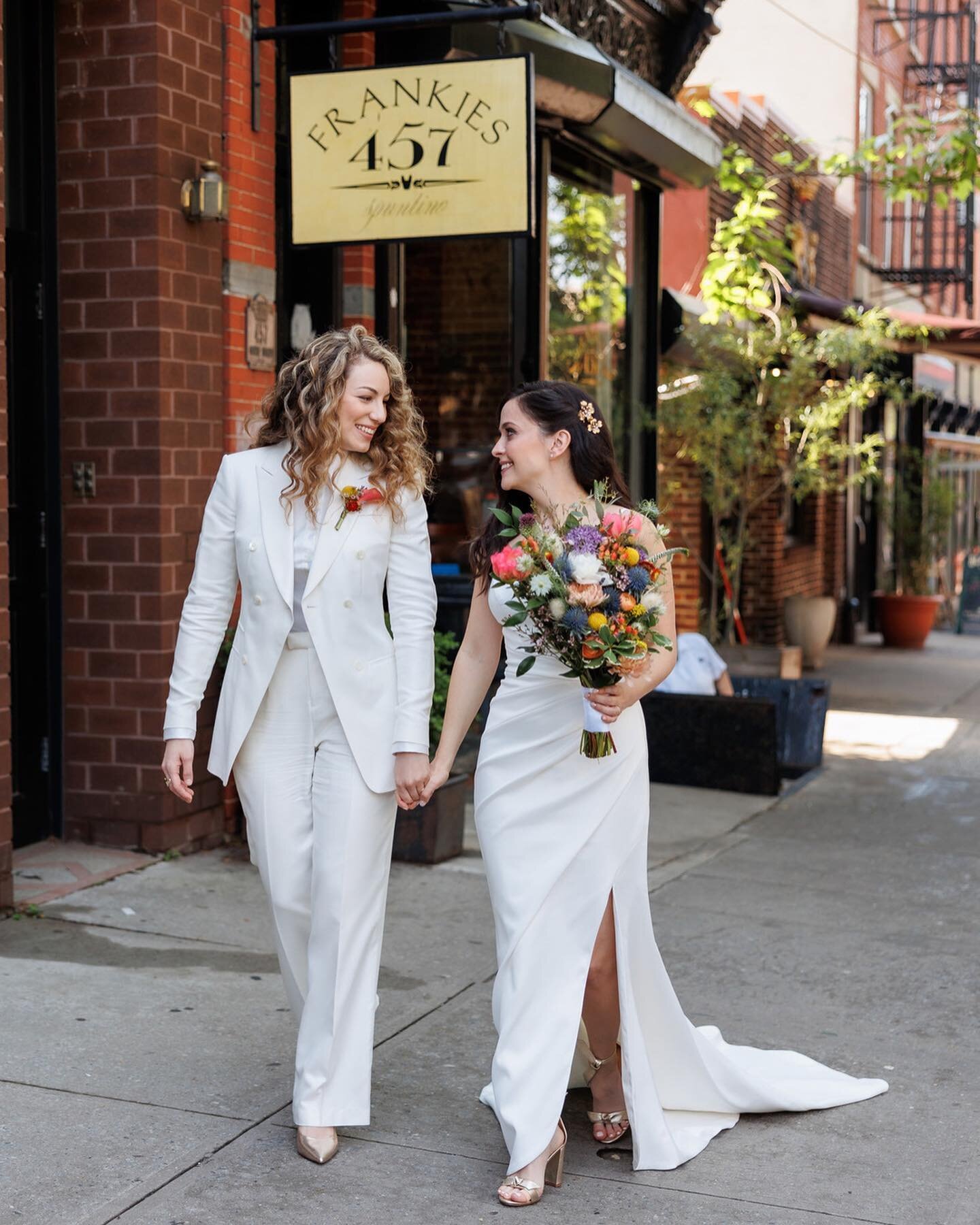 we're coming up on Lauren &amp; Rachel's 1-year anniversary and we'll take any excuse to share more photos from this loved-up brunch wedding!
.
.
.
📍 @frankiessputino @brooklynsocialbar
📸 @sarahbodeclark
👰🏻&zwj;♀️ @bespokebeautybridal
💐 @nectara