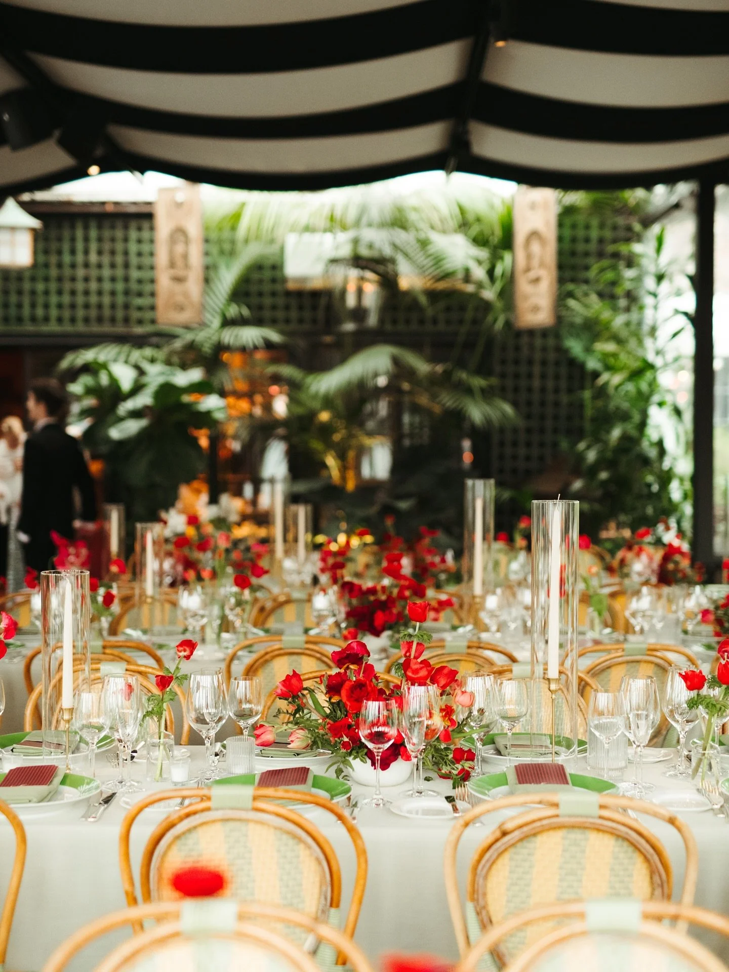 Seeing red 💋🌹❣️🍷🍒💄 

📋 @blb_events
📸 @emilymeingphoto 
🌹 @ahna__han 
📍 @therivercafe 
💋 @willowhouse.beauty 
🎶 @iamalexedge 
🍰 @asimplecake_nyc 
🪩 @parcellewine 
👗 @daniellefrankelstudio @daniellefrankelbride