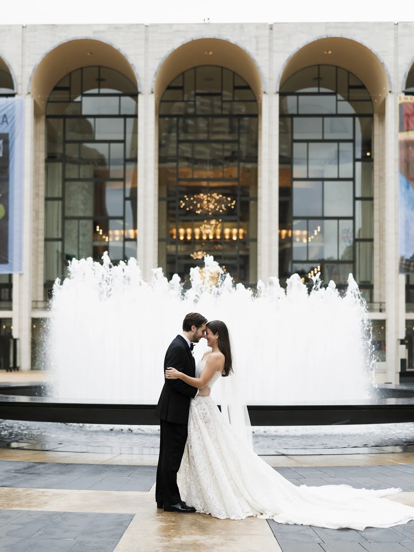 so much love for A&amp;N and these breathtaking previews from their @lincolncenter wedding day 🖤

📋 @blb_events 
📍 @lincolncenter
📸 @98weddingco
🍽️ @cxra_nyc 
💐 @verdeflowers
📀 @dartcollective 
🎶 @juilliardschool
💋 @willowhouse.beauty
🍰 @as