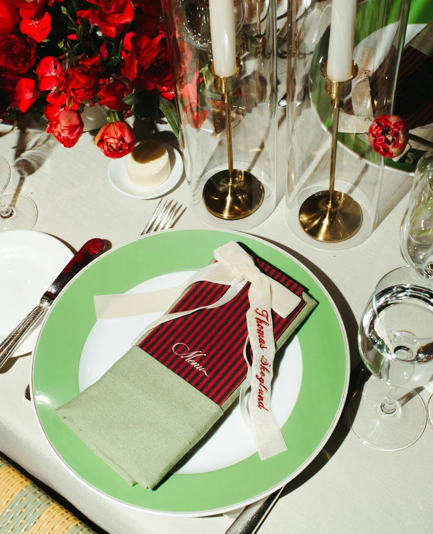 A tablescape putting us in the mood for a holiday dinner party.🍷⁠
⁠
📋 @blb_events⁠
📸 @emilymeingphoto⁠
🌹 @ahna__han⁠
📍 @therivercafe⁠
💋 @willowhouse.beauty⁠
🎶 @iamalexedge⁠
🍰 @asimplecake_nyc⁠
🪩 @parcellewine⁠
👗 @daniellefrankelstudio @dani