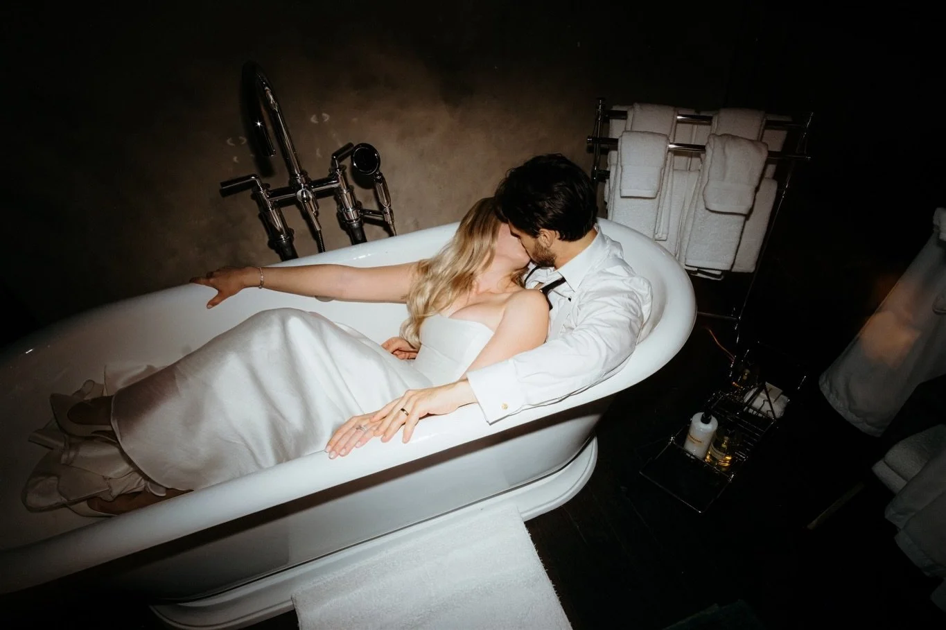 if you want to have a bathtub photoshoot at the end of your wedding night, you should!!! because they might just turn out like this... obsessed is an understatement 🫧⁠
⁠
📋 @blb_events⁠
📍 @templecourt_barroom⁠
📸 @forgedinthenorth⁠
🎺 @dannyjonokuc