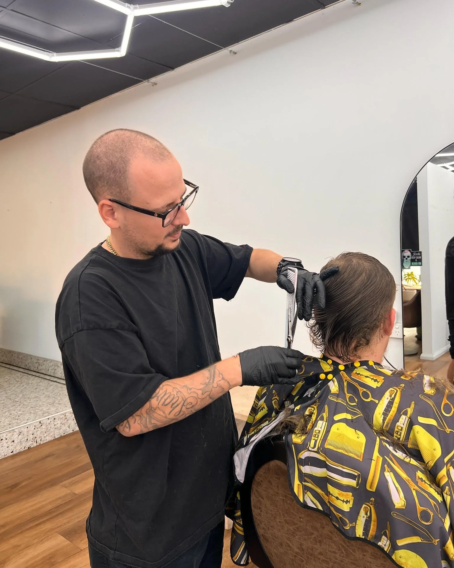 Don&rsquo;t let your haircare hibernate this winter - book a cut in one of our barber chairs 💪 

Ronnie &amp; new team member, Andre, have availability this week &amp; are ready to serve up some top-notch cuts, trims &amp; transformations 🔥

Head t