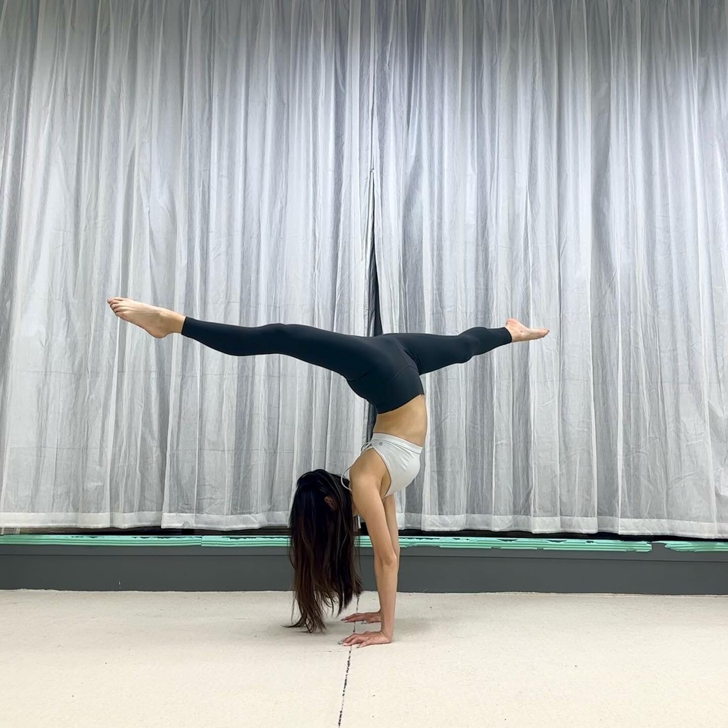Handstand time!🤩