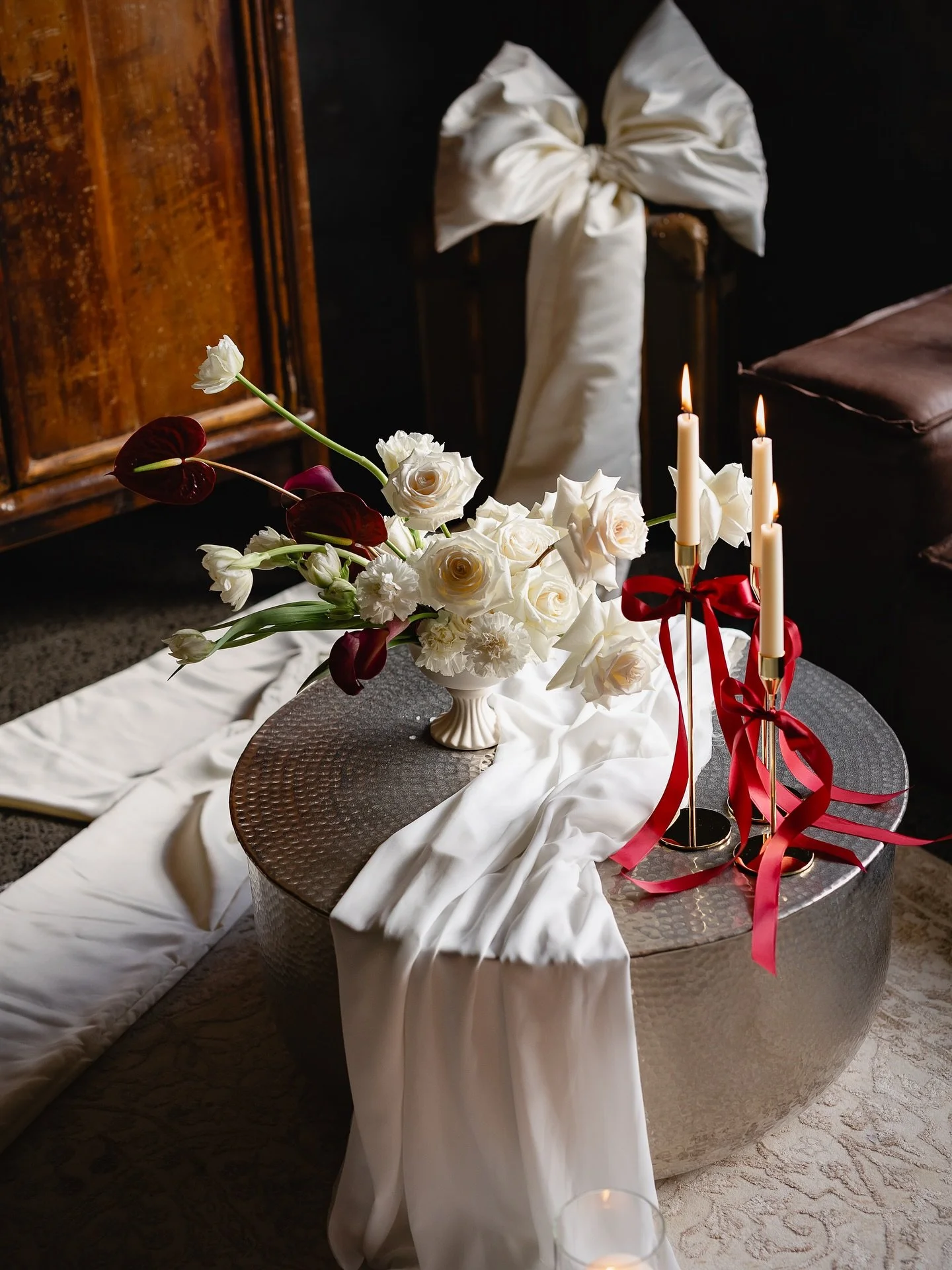Moody romantic details captured by @photogerson 🖤
