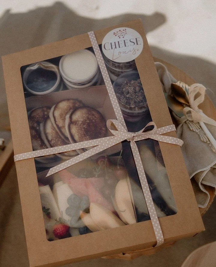 For summer proposals we like to shift to earlier times of day. A brunch picnic with fresh fruit, pastries, and mimosas keeps it relaxed and avoids the stronger afternoon sea breeze.
@cheeselouisemr @carolinemoylanphotographer 
#MargaretRiverPr