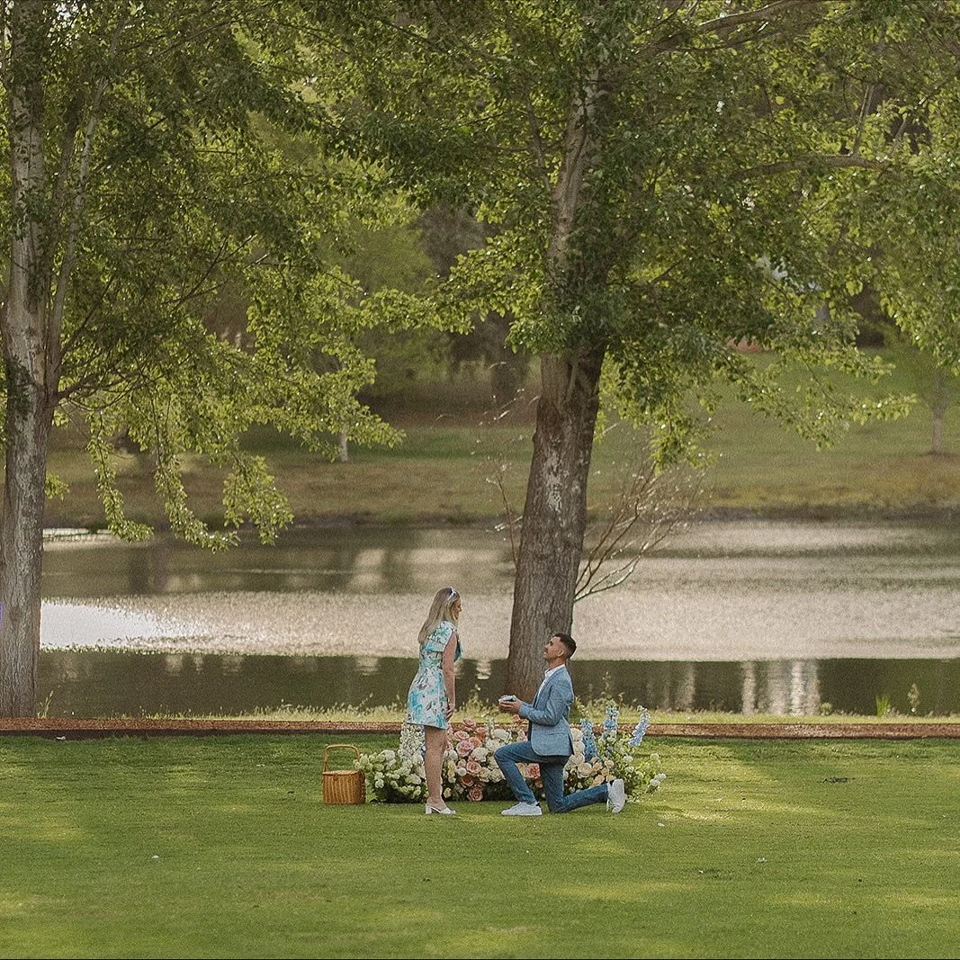 A pretty spring proposal alongside the lake at @losari.retreat captured by @carolinemoylanphotographer 

More to come of this beautiful proposal soon 🌸
