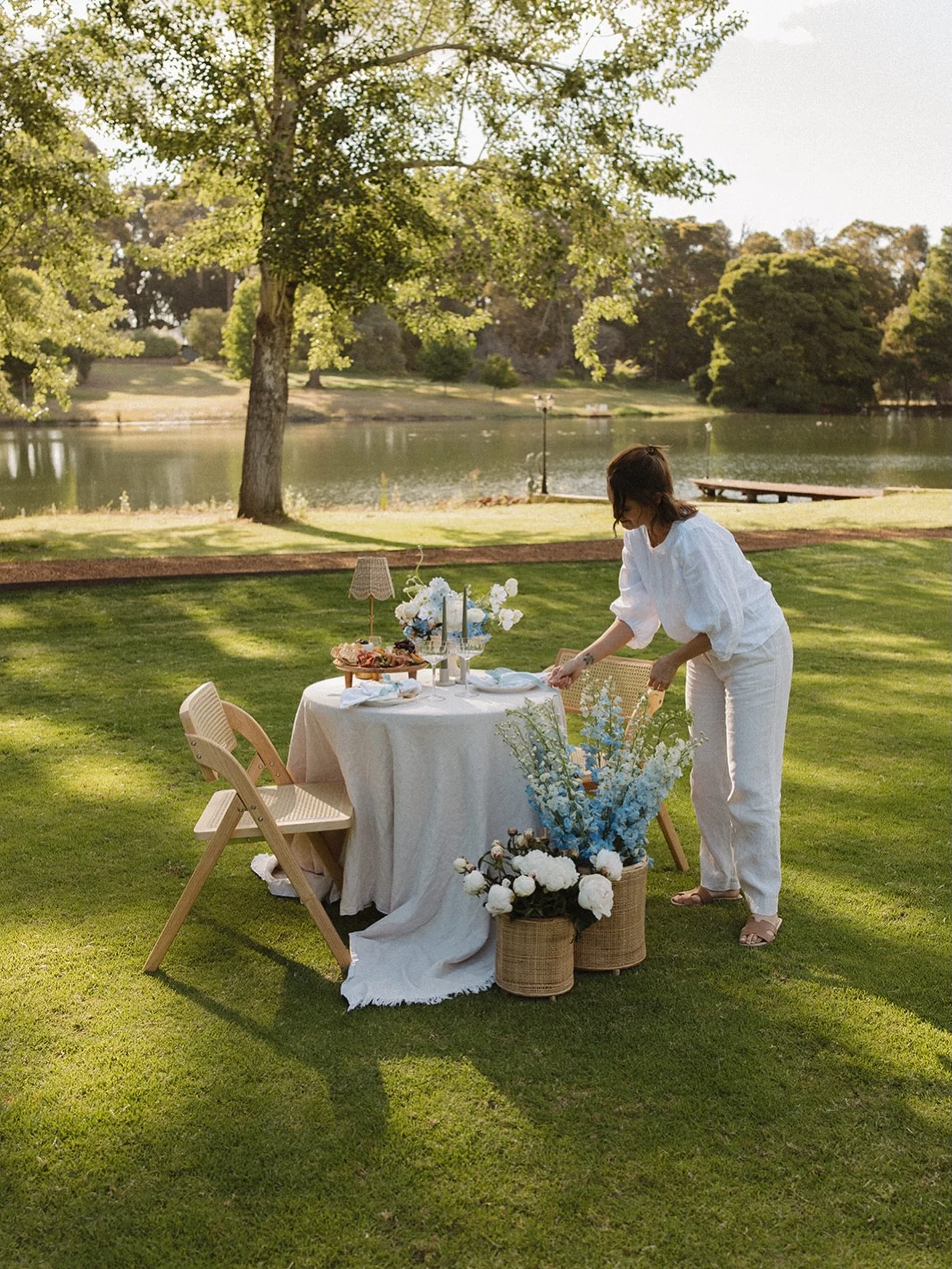 Introducing our latest package available at @losari.retreat 

An intimate dining style picnic which includes a grazing platter, champagne and symphony of birds chirping alongside the lake 🤍

@losari.retreat 
@carolinemoylanphotographer
@profresh.flo