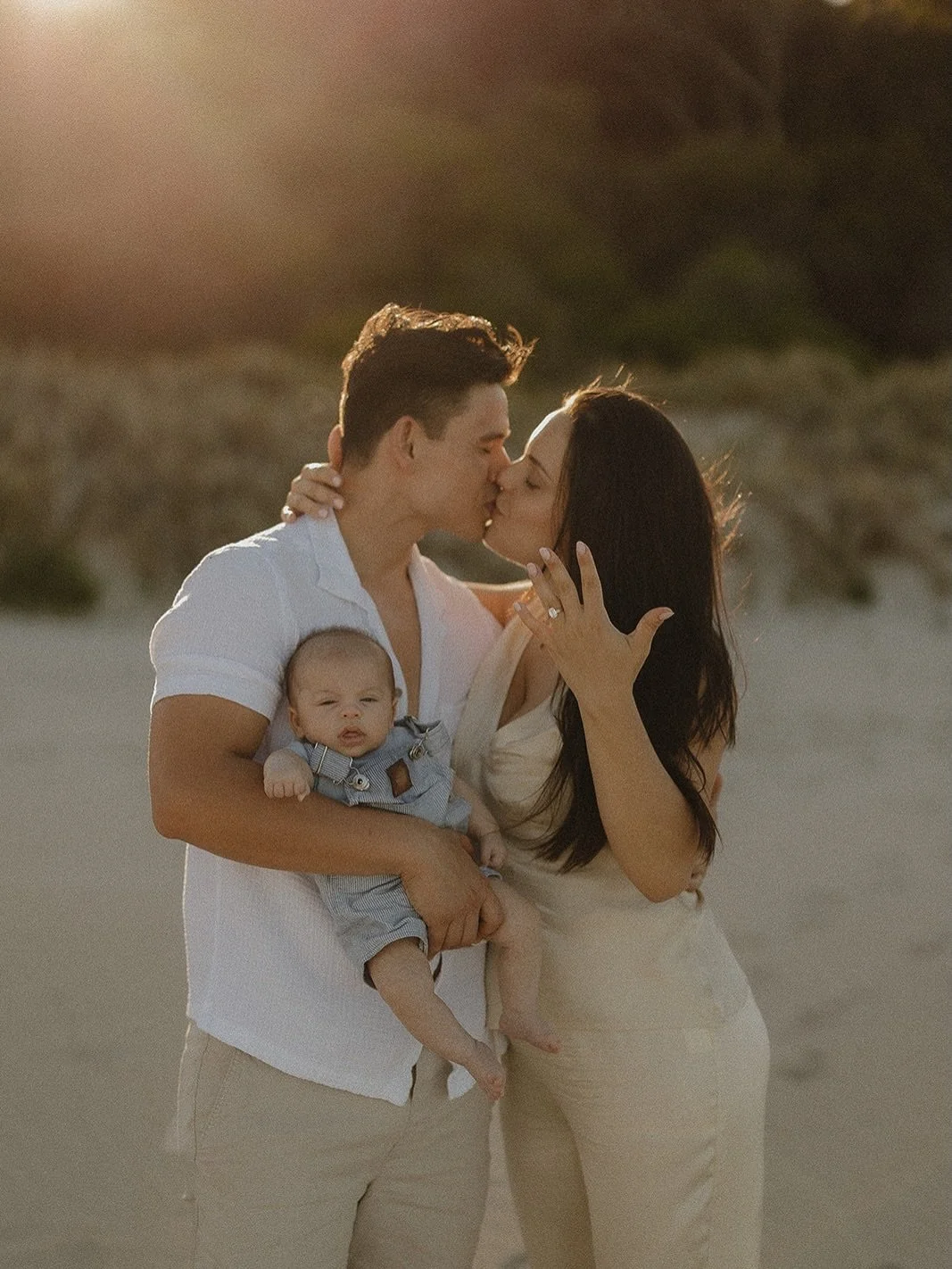 She thought it was a maternity shoot&hellip; 🤍
but he had a question waiting.

With their little one in her arms and the ocean behind them, the surprise unfolded into the most emotional yes.

We ended the evening with a private beachfront dinner pre