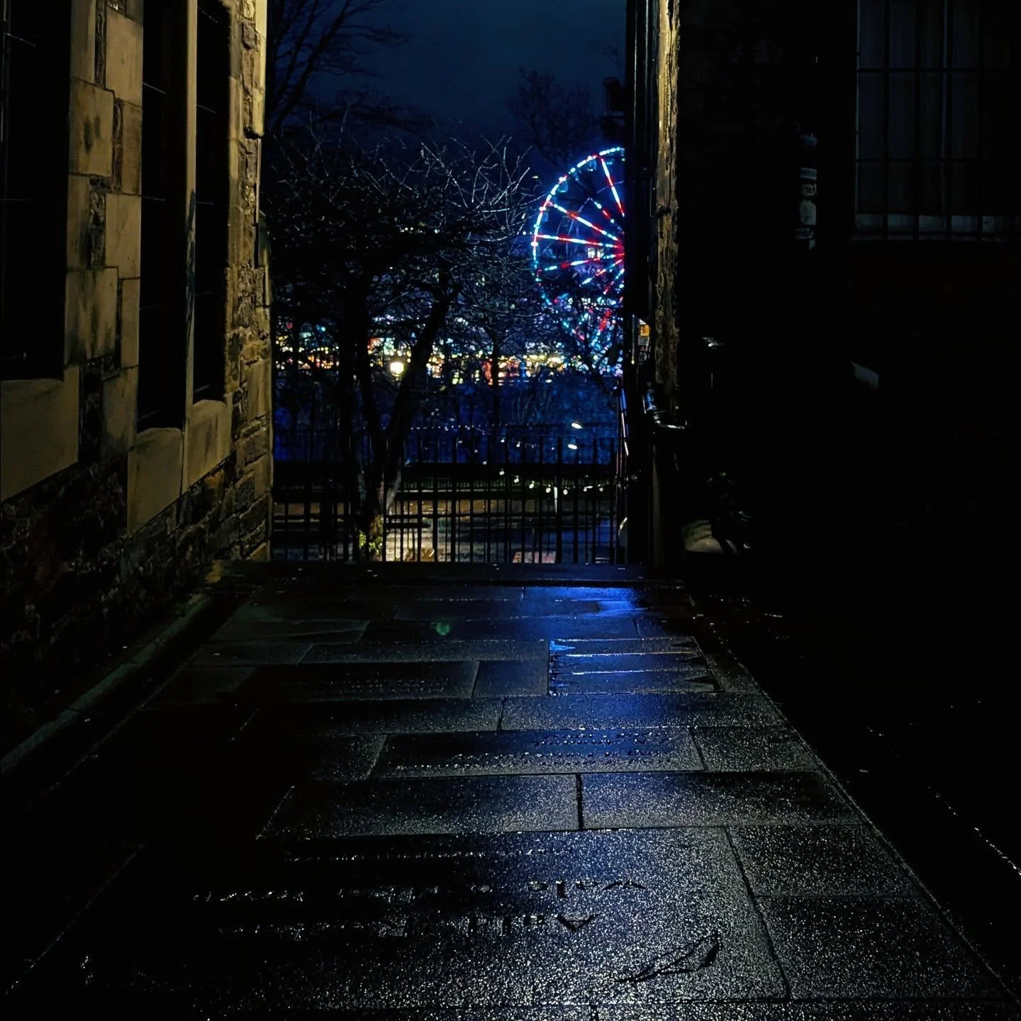 Rainy walk to the bus stop ☔🎠