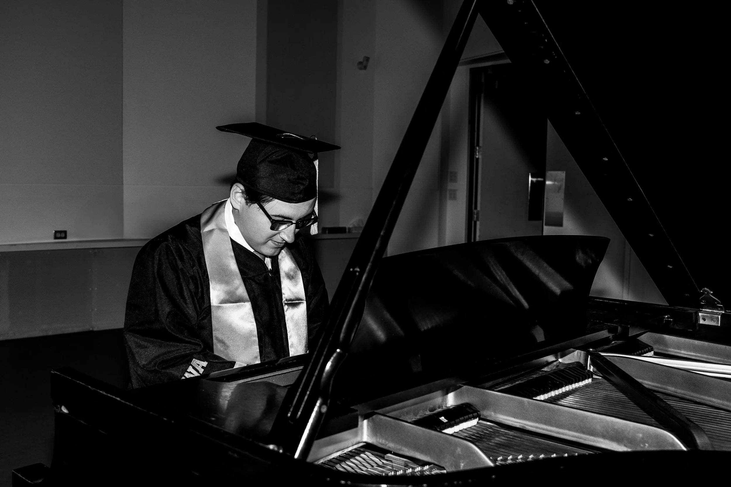 CLAYTON.GARMON.GRAD.PHOTOS.DSP-66.jpg