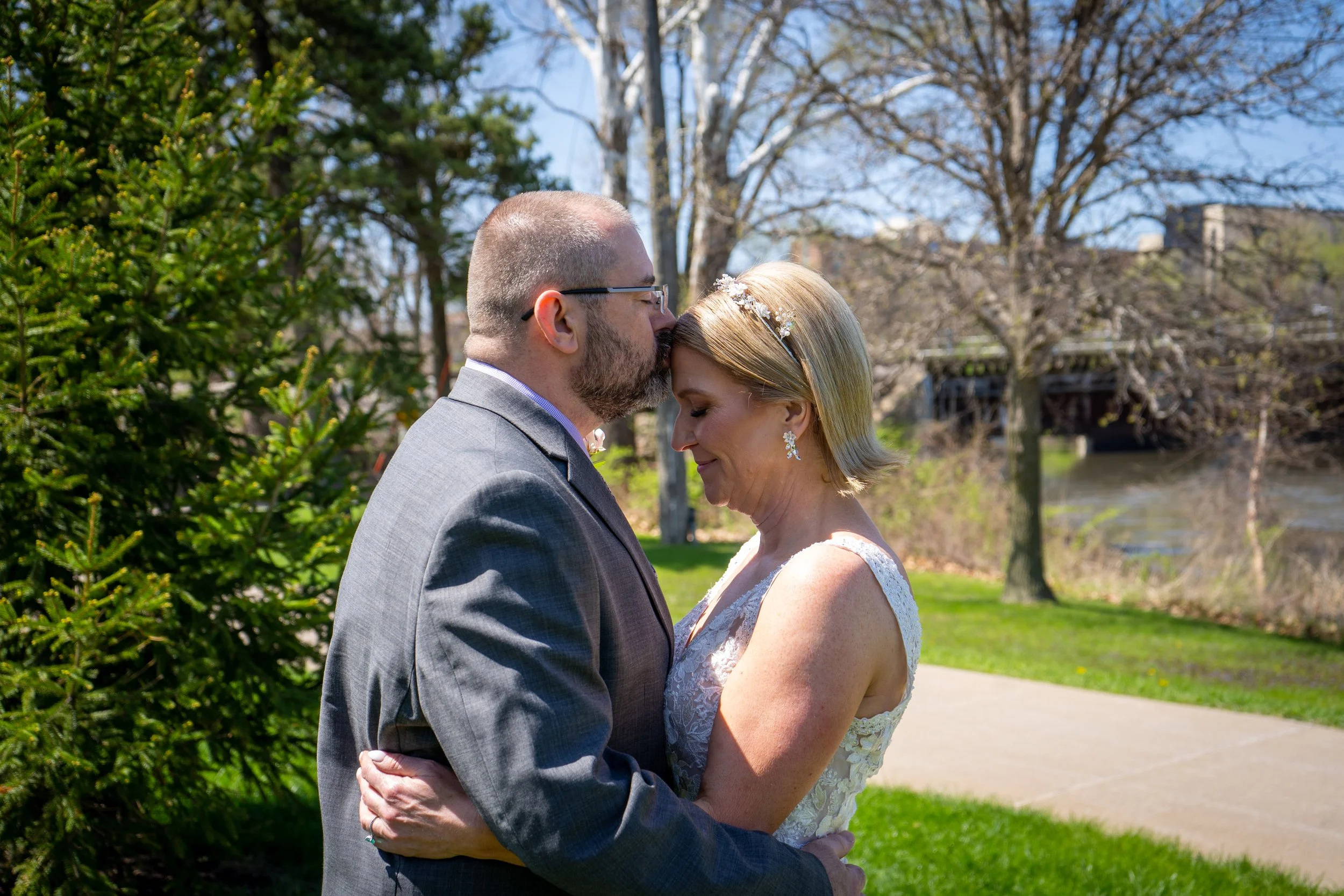 A BRIDE AND GROOM PICTRED BEFORE THEIR WEDDING CEREMONY STARTS