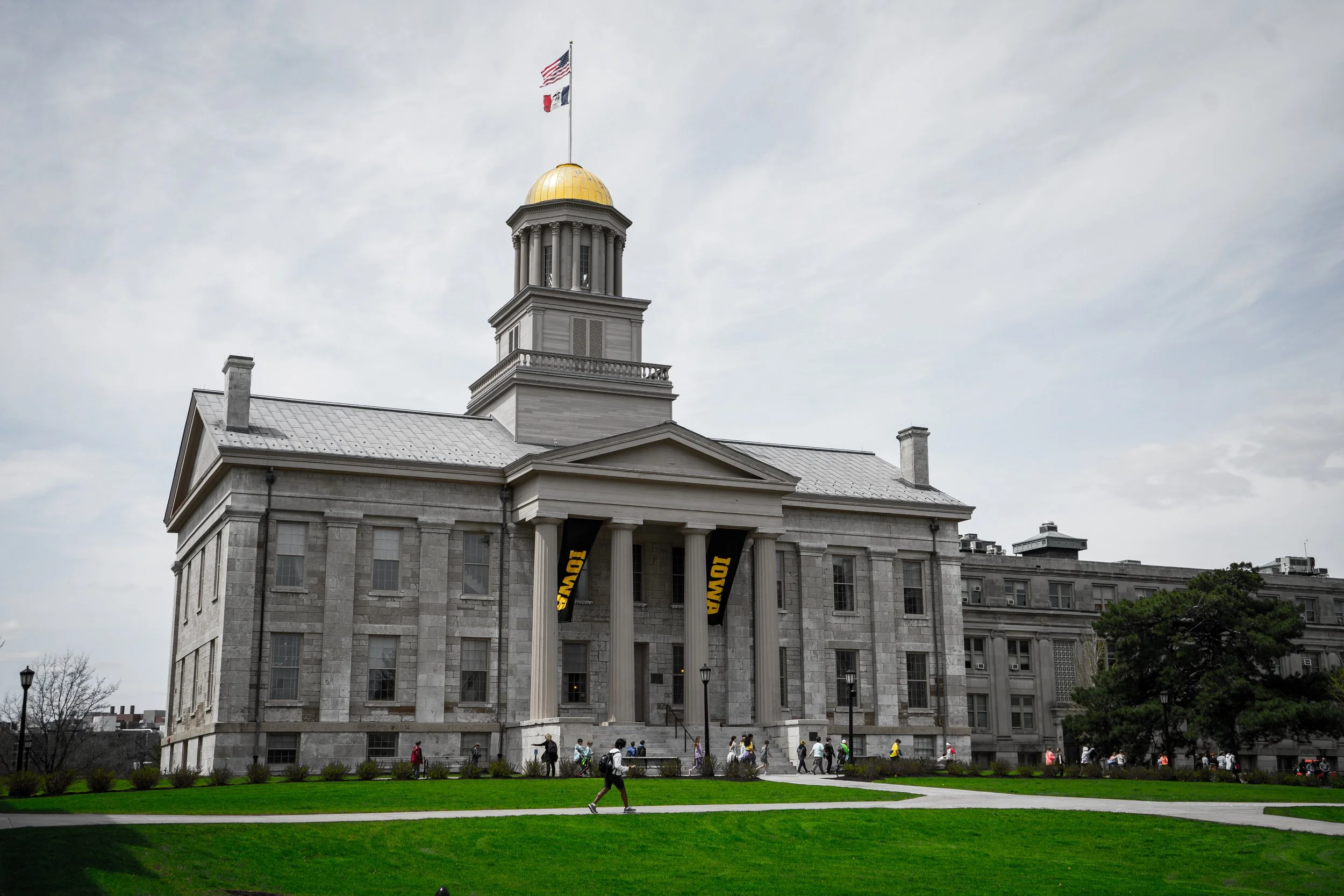 A PICTURE OF THE OLD CAPITAL BUILDING ON A CLOUDY DAY FROM THE GROUND LOOKING UP INTO THE AIR