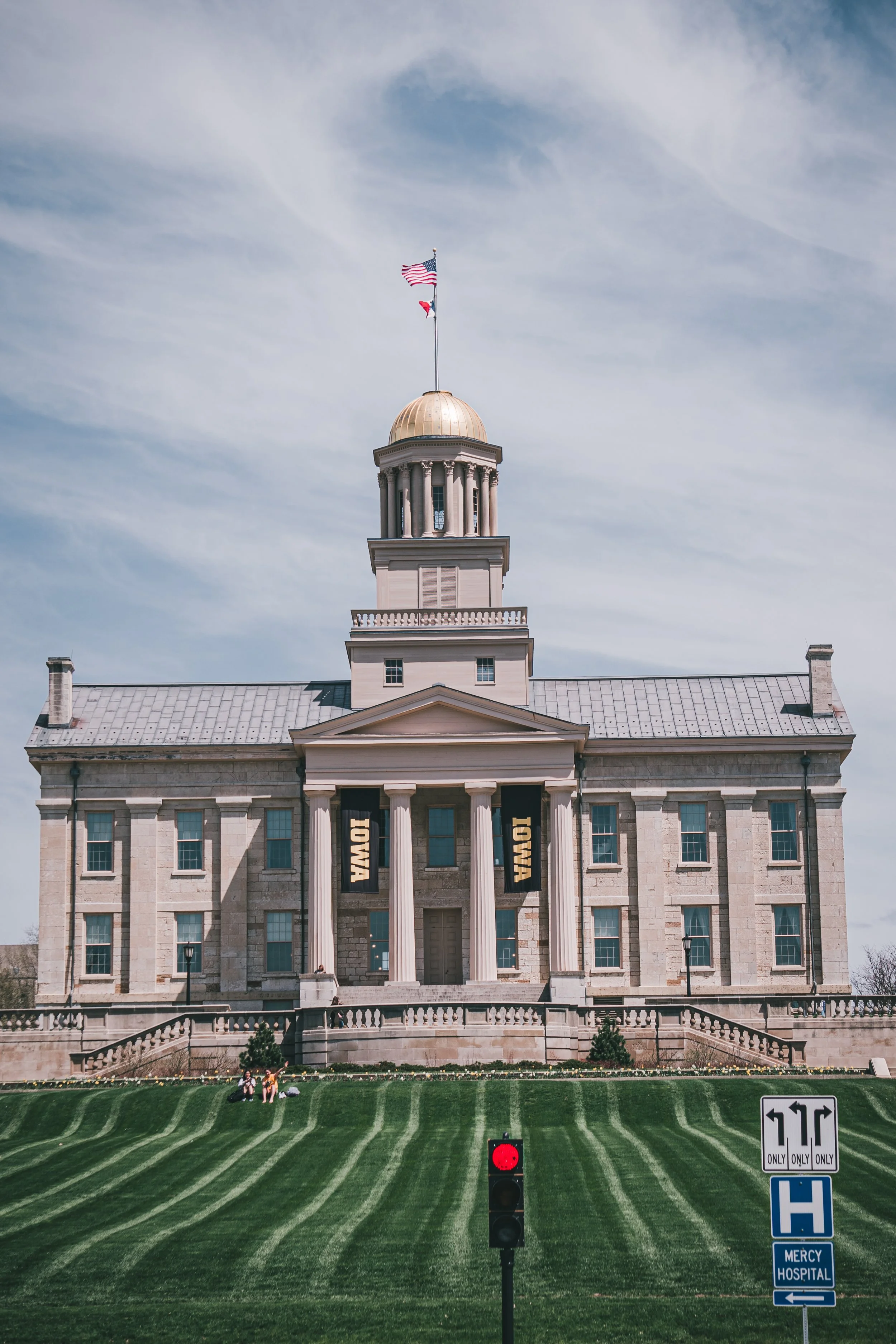A PICTURE OF THE OLD CAPITAL BUILDING ON A CLOUDY DAY FROM THE GROUND LOOKING UP INTO THE AIR