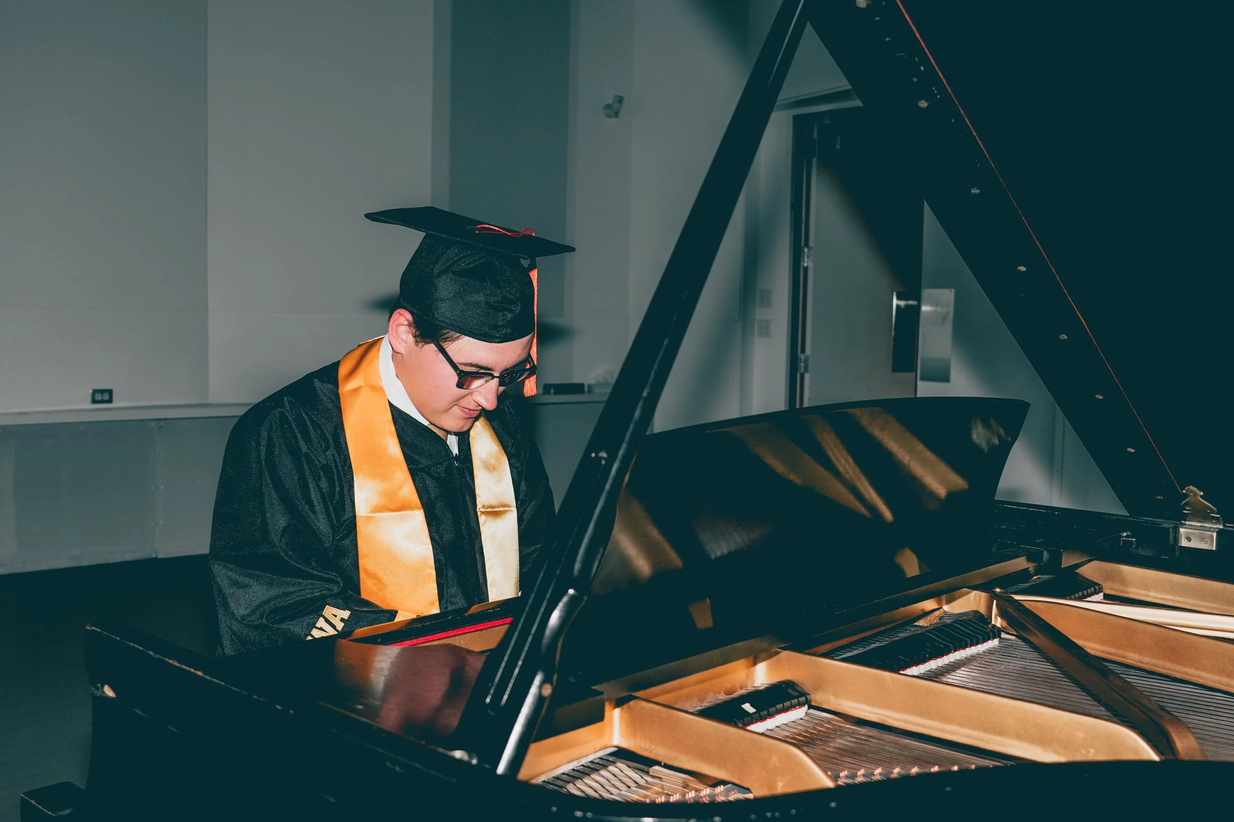 CLAYTON.GARMON.GRAD.PHOTOS.DSP-65.jpg
