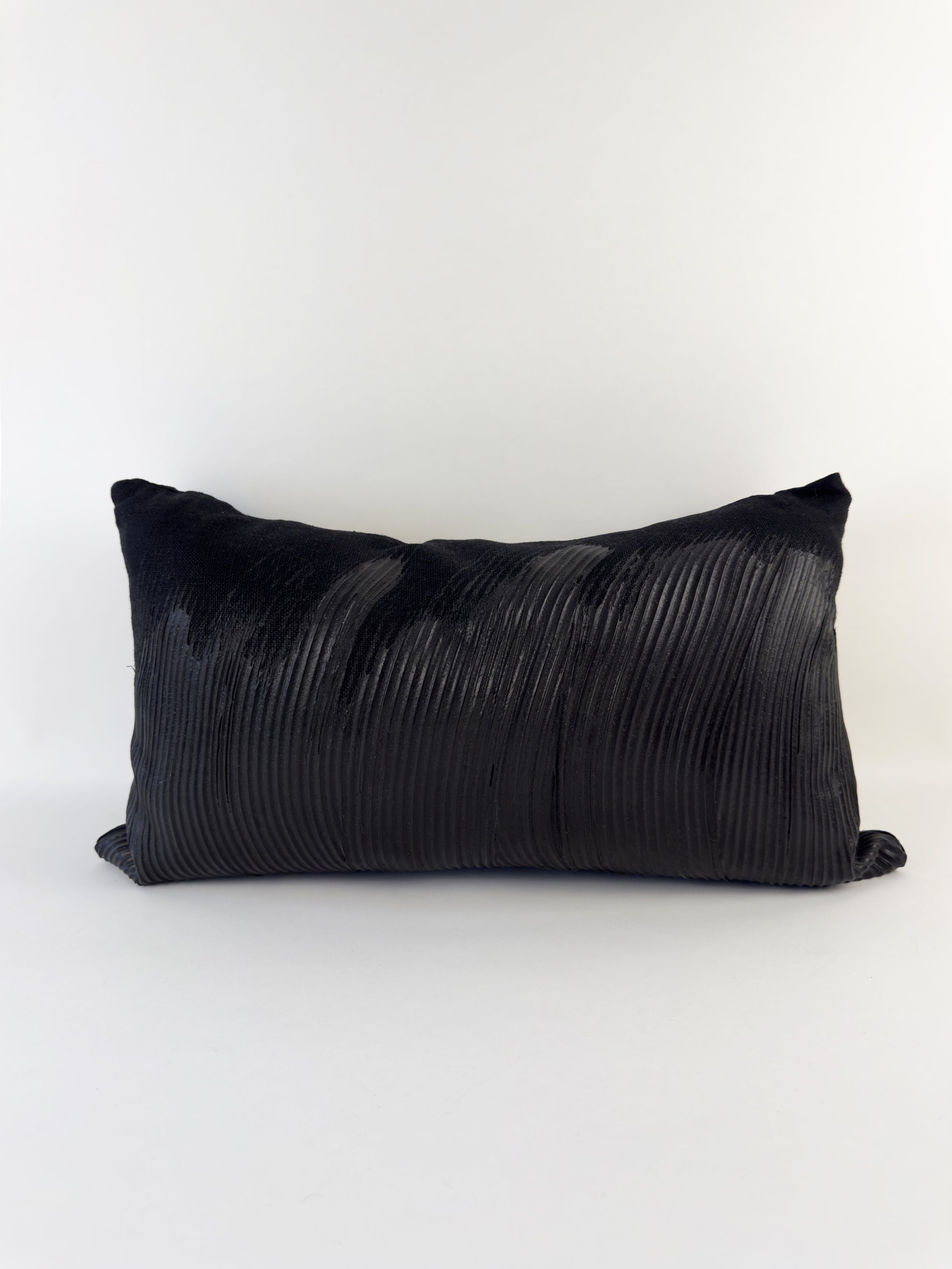 Wave Pillow in Black
