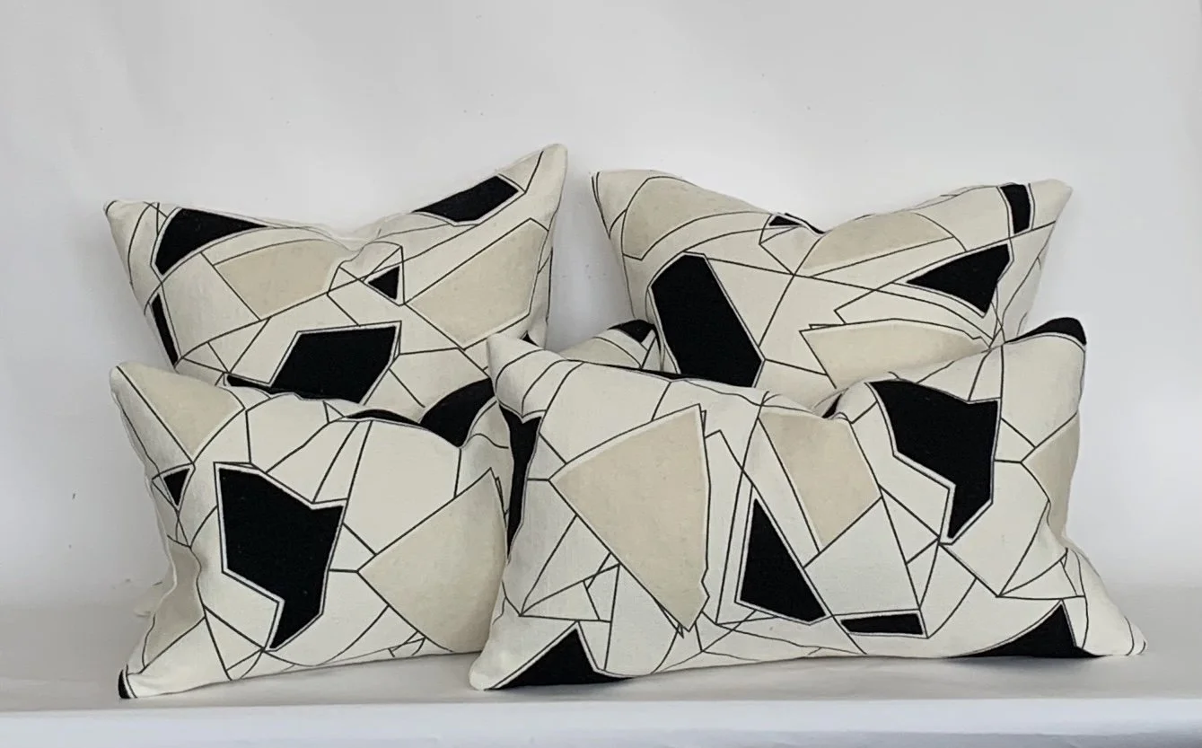 Angles_pillow_black_1.jpg