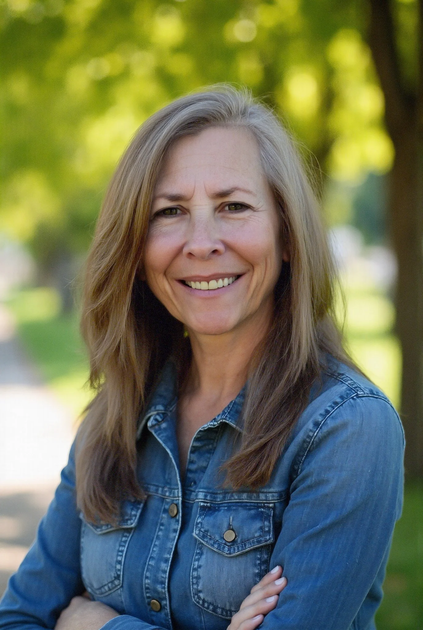 Money coach Dee Zimmerman in nature smiling