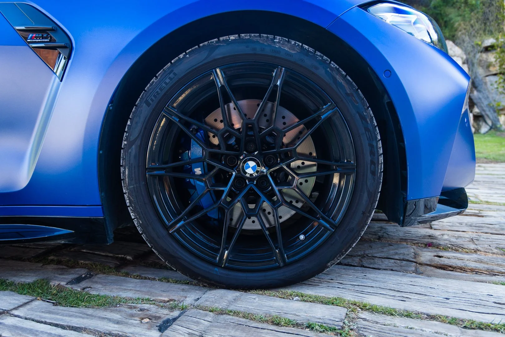 BMWM4-19.jpg