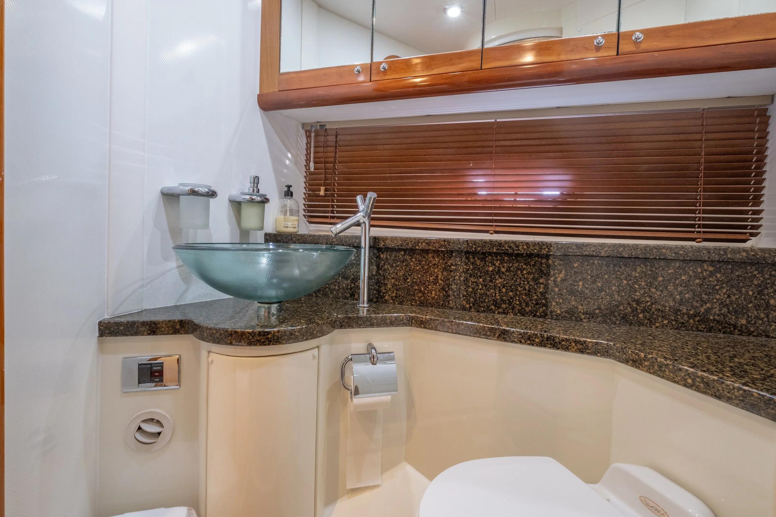 18 ALQUILER-BARCO-IBIZA-SUNSEEKER-PORTOFINO-53-JIMIBIZABOATS-  BAÑO PROA 1.jpg
