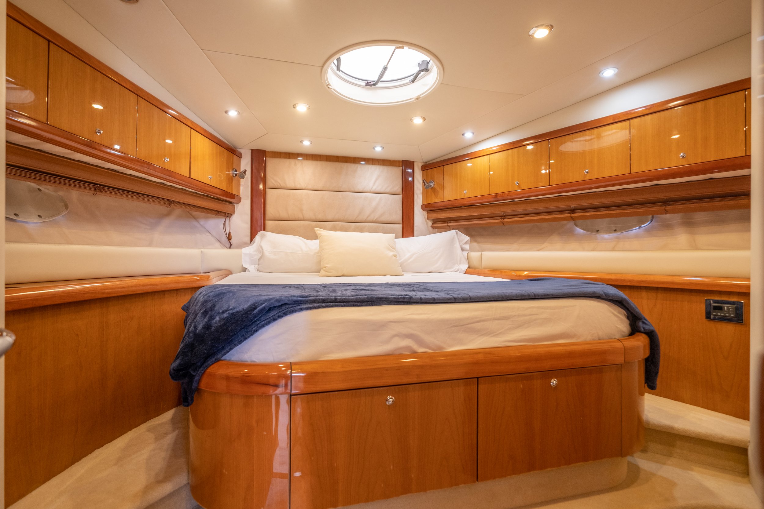 12 ALQUILER-BARCO-IBIZA-SUNSEEKER-PORTOFINO-53-JIMIBIZABOATS-  CAMAROTE PROA.jpg