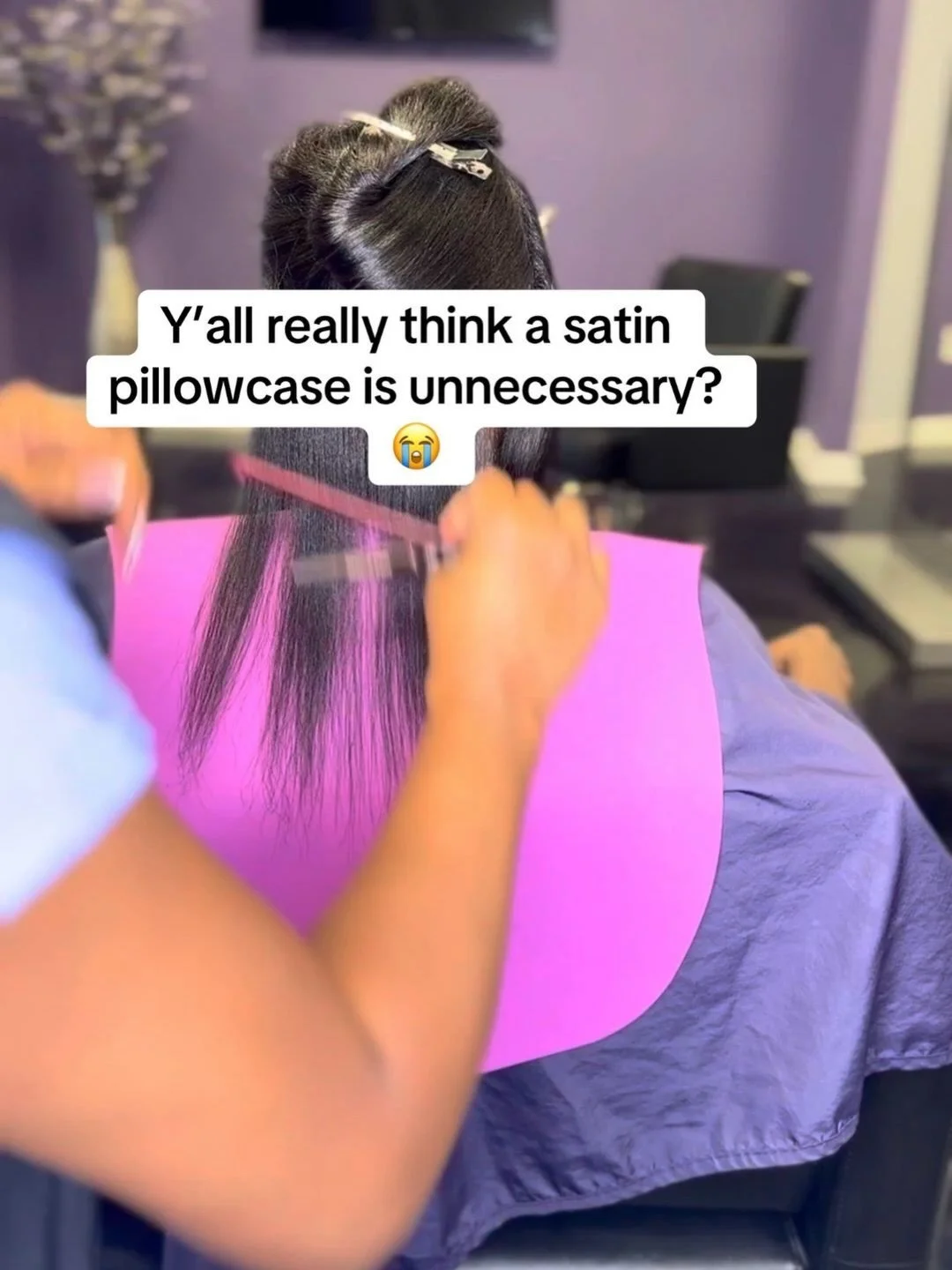 Y&rsquo;all nobody said sleeping on cotton is the reason everybody&rsquo;s hair is breaking off. 😭😂

But just because something isn&rsquo;t the ONLY cause doesn&rsquo;t mean it can&rsquo;t contribute to the problem.

Satin helps reduce friction, bu