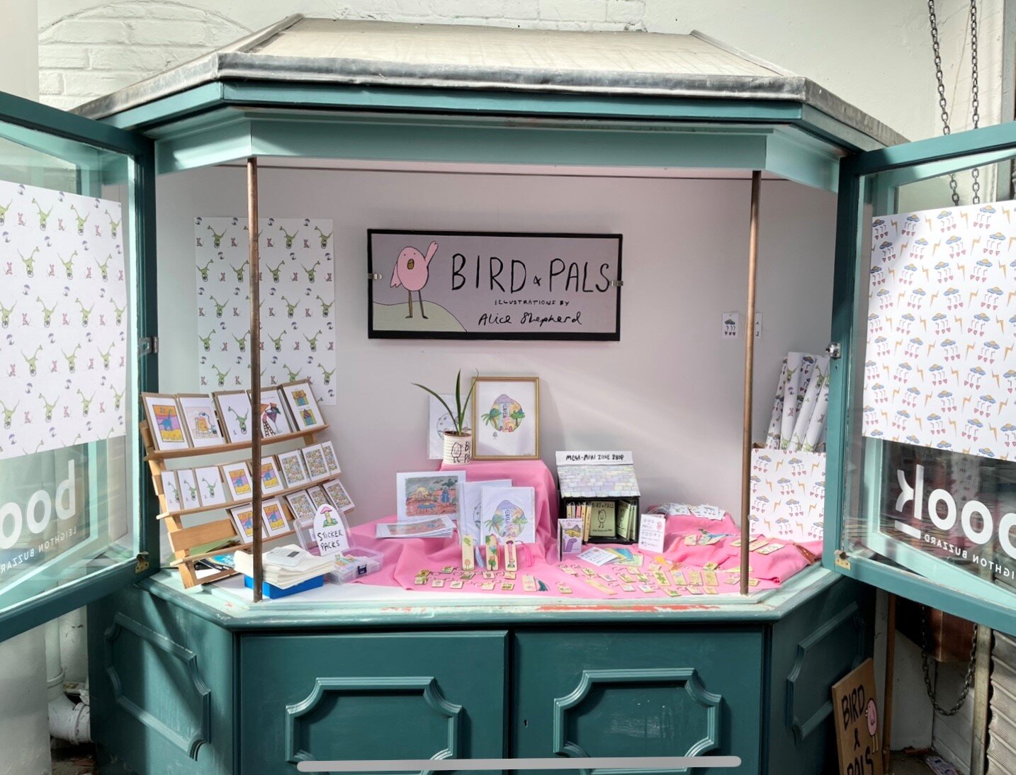 We are hosting the @bird.and.pals tiny pop-up shop again today with cards, gift wrap, prints, hand made bookmarks, keyrings and stickers. Come along and say 'hello' if you are in town today
.
.
.
.
.
.
#booklb #birdandpals #leightonbuzzard #lovelocal