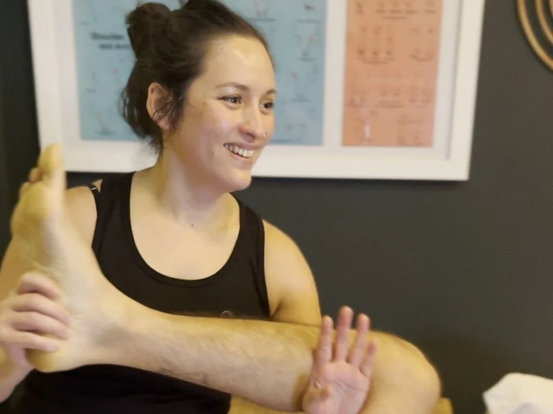 💺 Desk all week? Weekend warrior?

It&rsquo;s not just &ldquo;tight muscles&rdquo; - it&rsquo;s that your hamstrings sit in awkward positions all week, then suddenly have to lengthen under load 🏃&zwj;⚡ - prime time for strains.

💡 Sports massage t