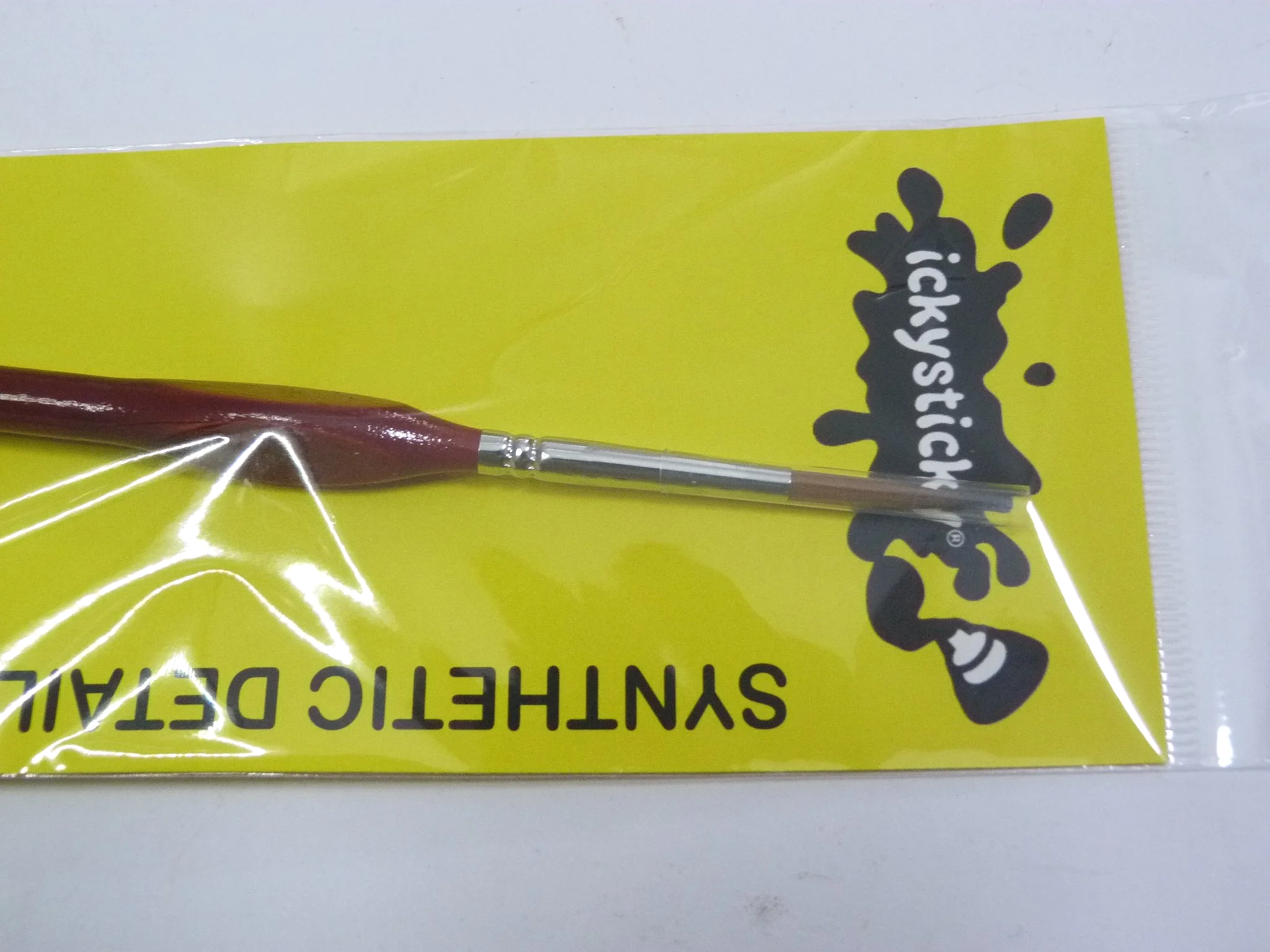 Round tip synthetic paint brush for model kit painting