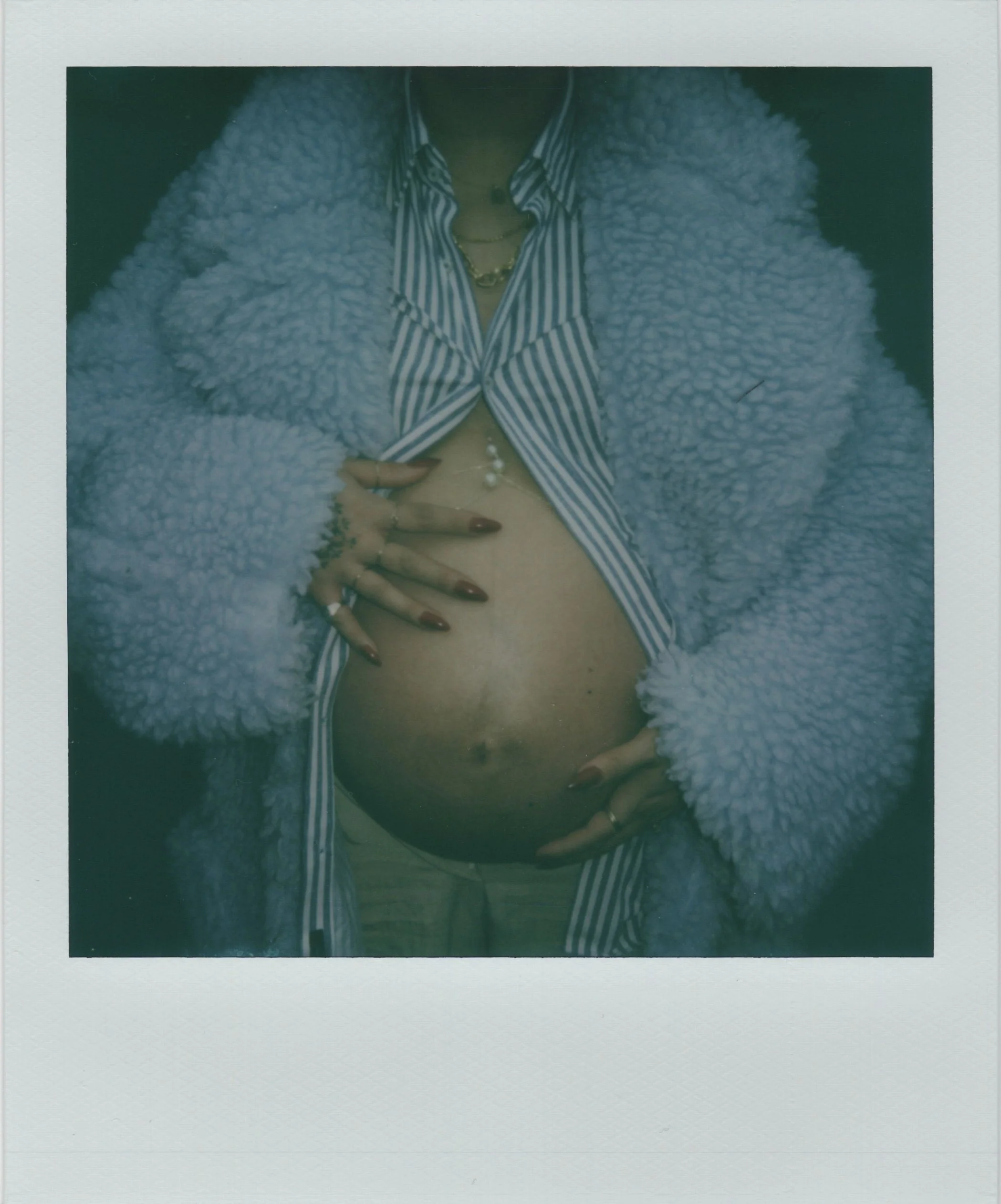 modern_pregnancy_photoshoot_polaroid_clairekerbsphoto-004.jpg