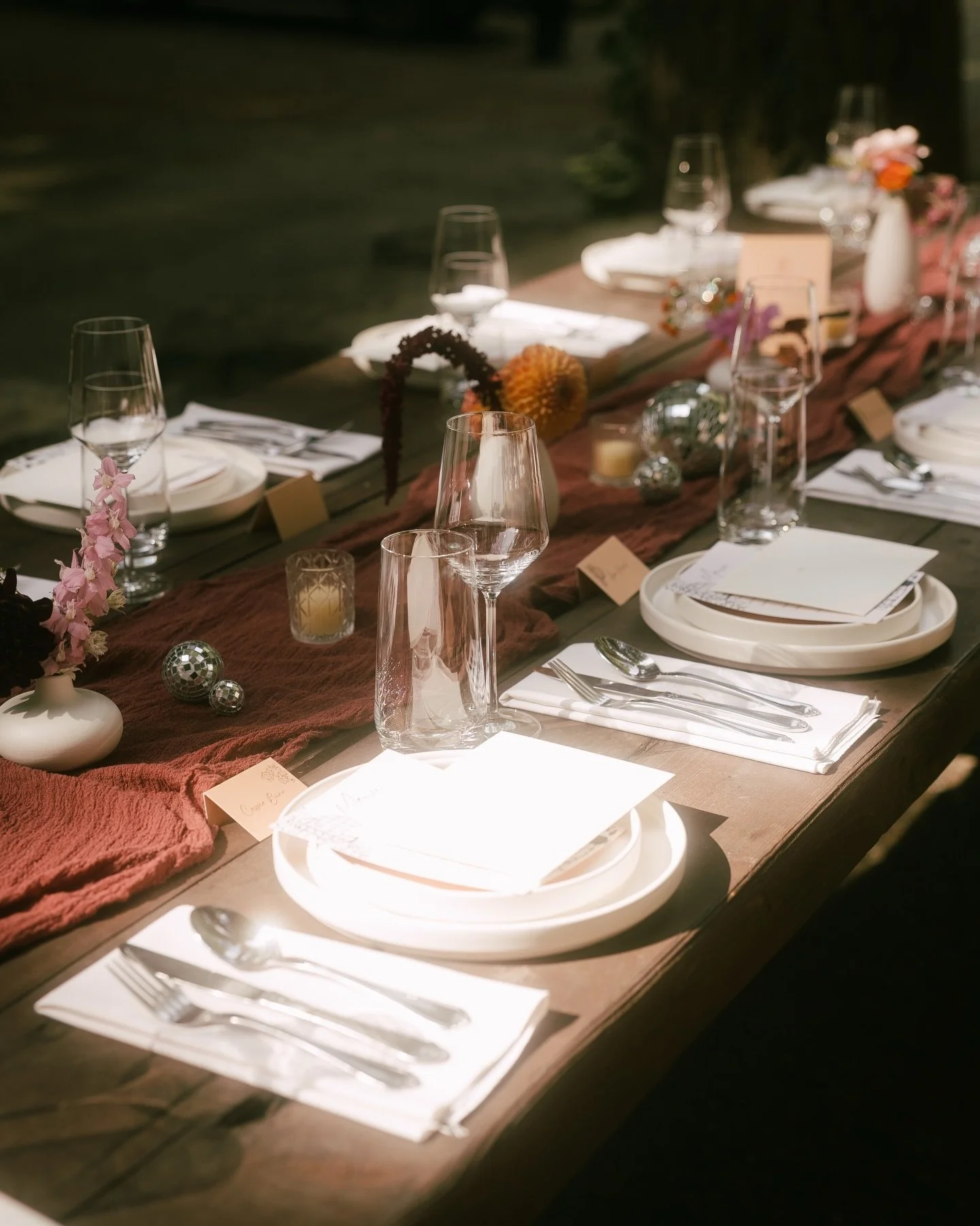 Reception details 🍾🪩🌲

second shooting for @shotsby.ashley