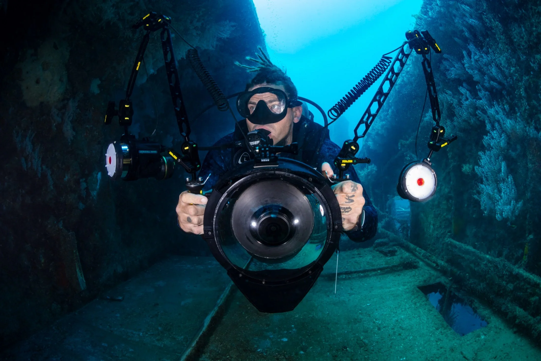 Dan Tonkin diving with his SEA&SEA underwater camera housing and strobes.