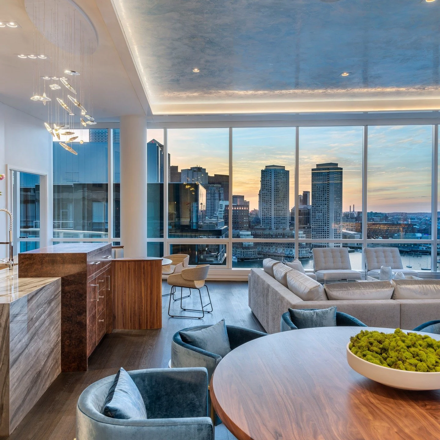 The space started as a white box but looking to the city view we got inspired by the richness of materials and patterns and infused the space with warmth and depth. Composition that allows the eye to wander and make connections.

#luxury #design #sea