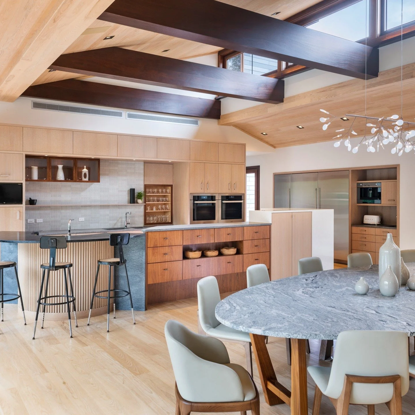 Thanksgiving Dinner for 20....easy!
You can be sure we acted out and choreographed every step...intuitive and chic and everything in its place for happy gathering!

Thankful for the opportunities to create the background of your memories.

#kitchende