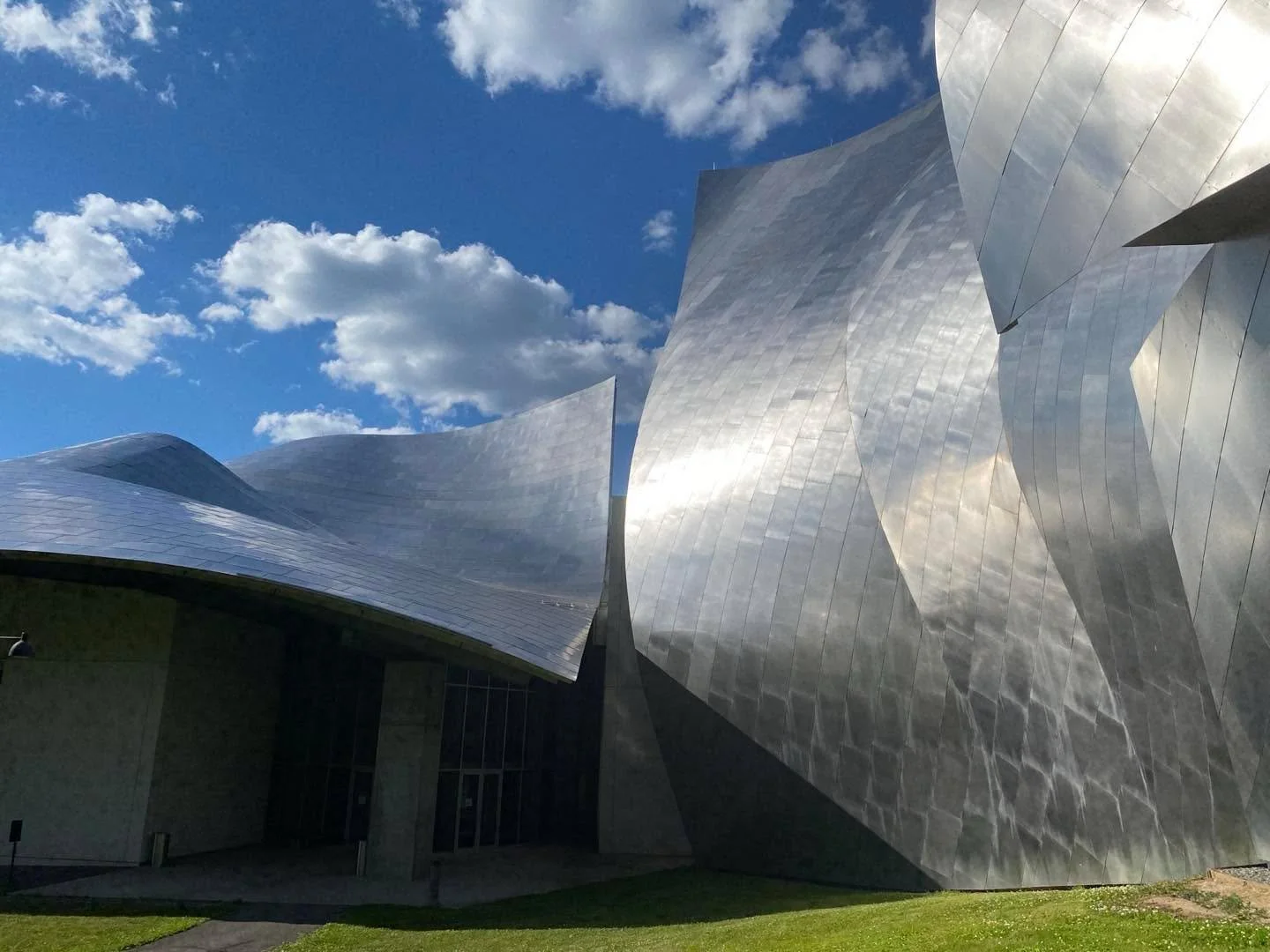 Frank Gehry❤️ His architecture will live on and I encourage everyone to seek out one of his buildings and experience the brilliance, so intuitive and thrilling and smart.  #frankgehry