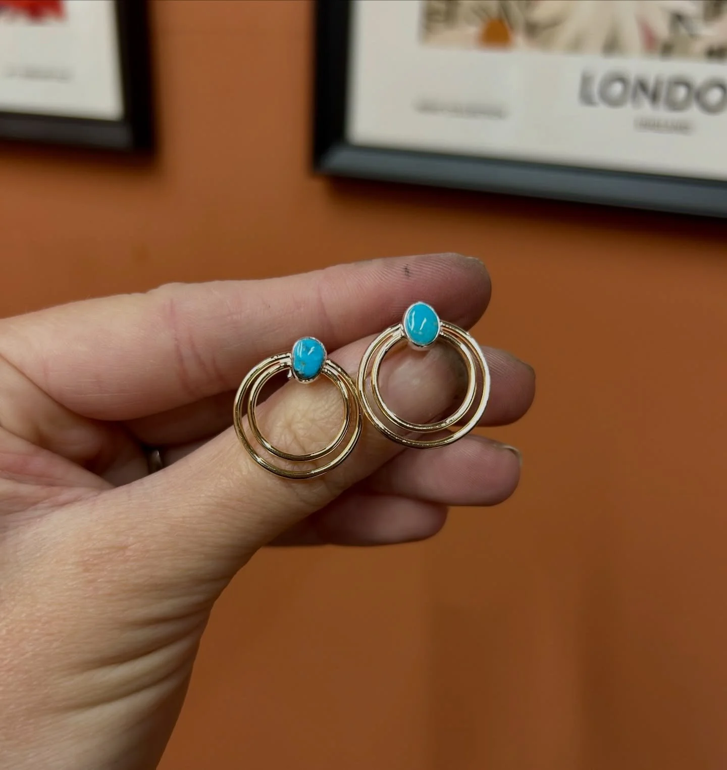 Two-tone+turquoise, can it get any better?! 😍 

Fun custom earrings I made for the holidays ✨ 

Would you be interested if I made more of these lil&rsquo; cuties?

#PND #PNDJewelry
