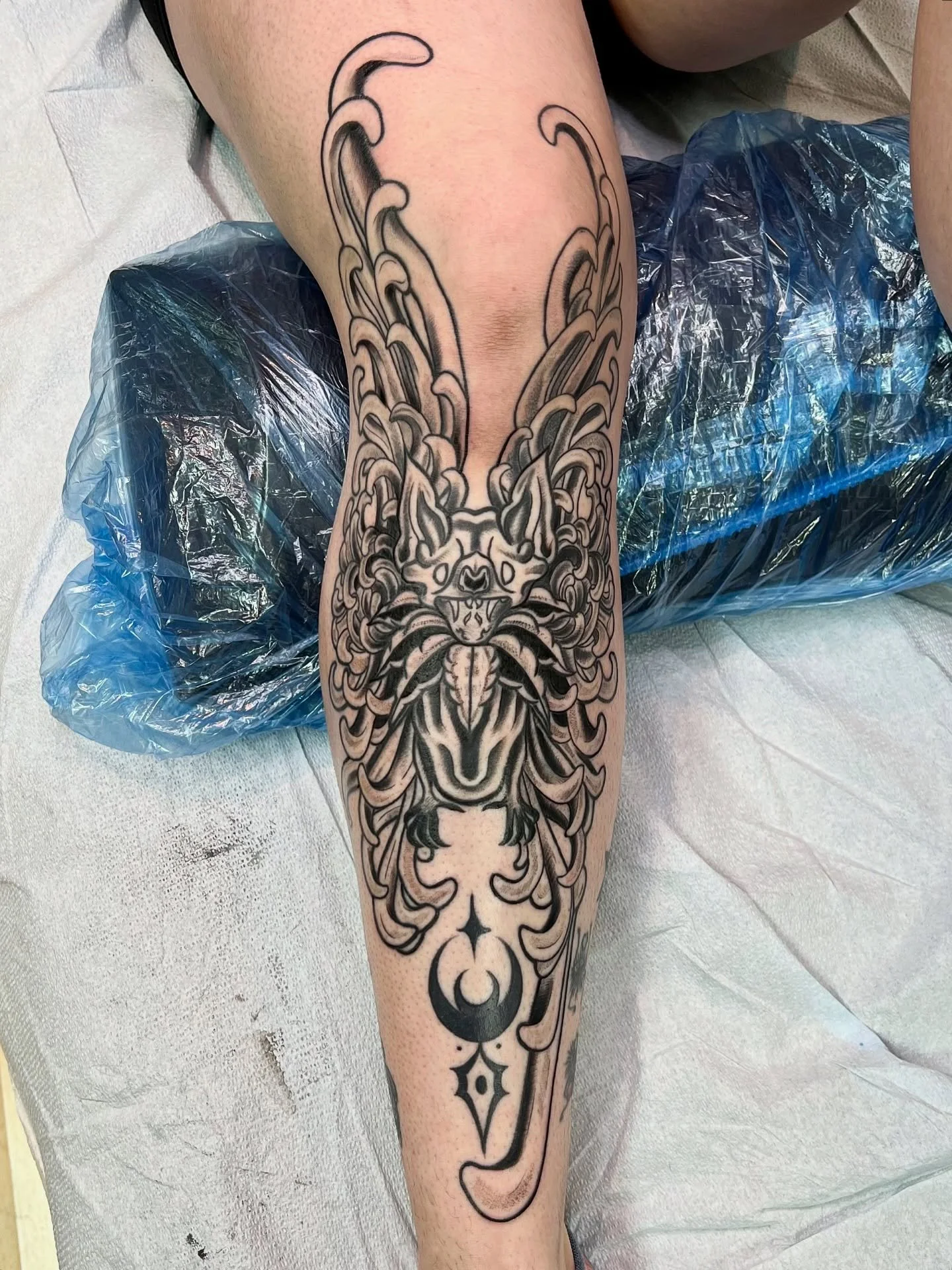 IT’S A FREAKIN BAT! 🤯🦇🌹🌻
I never got a good photo of this when it was completed SO here we are! After a touch up. 🥰🥰
I feel so much pride for this piece and my friend!! She sat for three days in a row so I could enter a competition for Mo