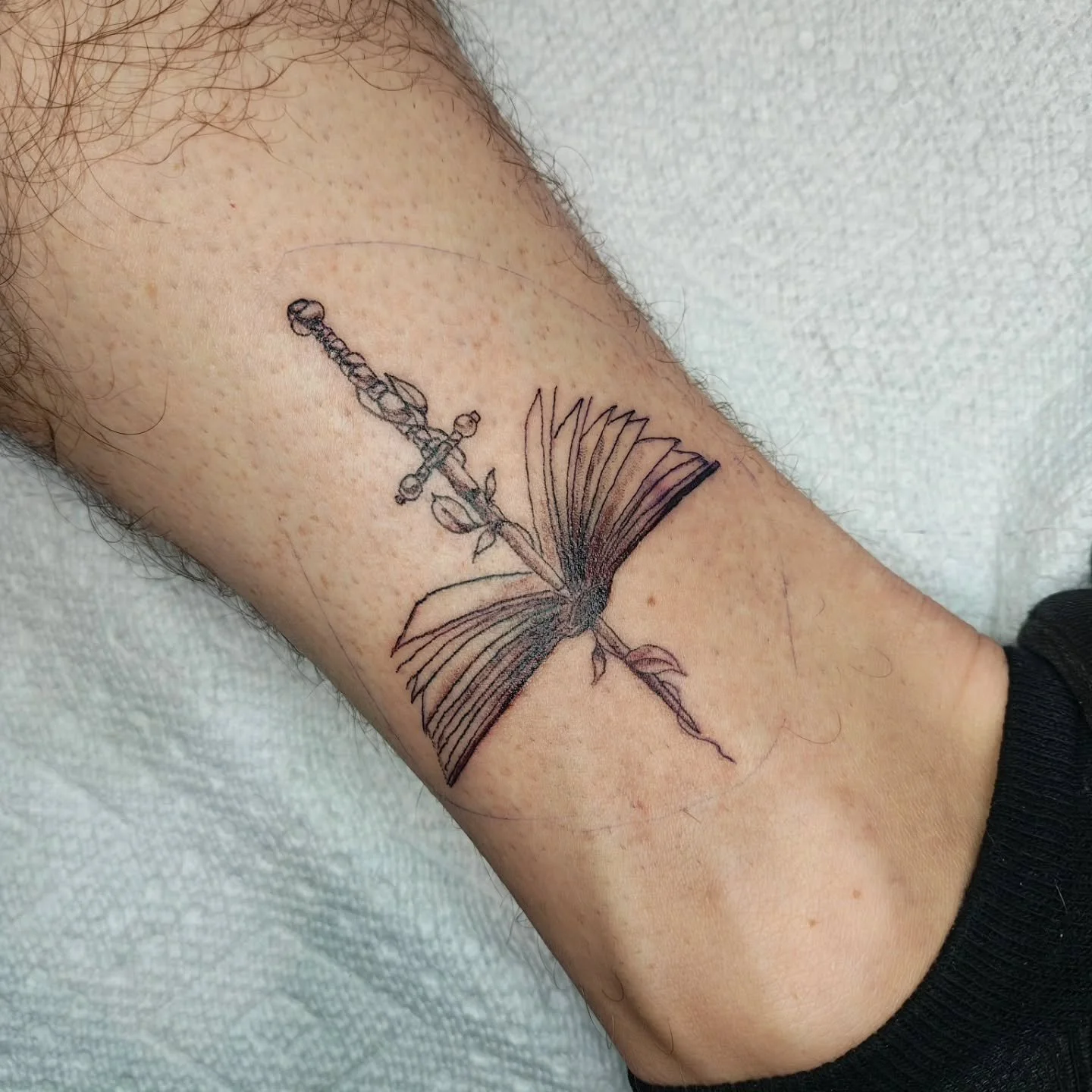 Thank you SO MUCH to everyone that came to our Romantasy flash day! It was so much fun to hear about what you're all reading. I am so so passionate about reading and books and the importance of literature. I loved tattooing books all day! ๐๐ โจ Give