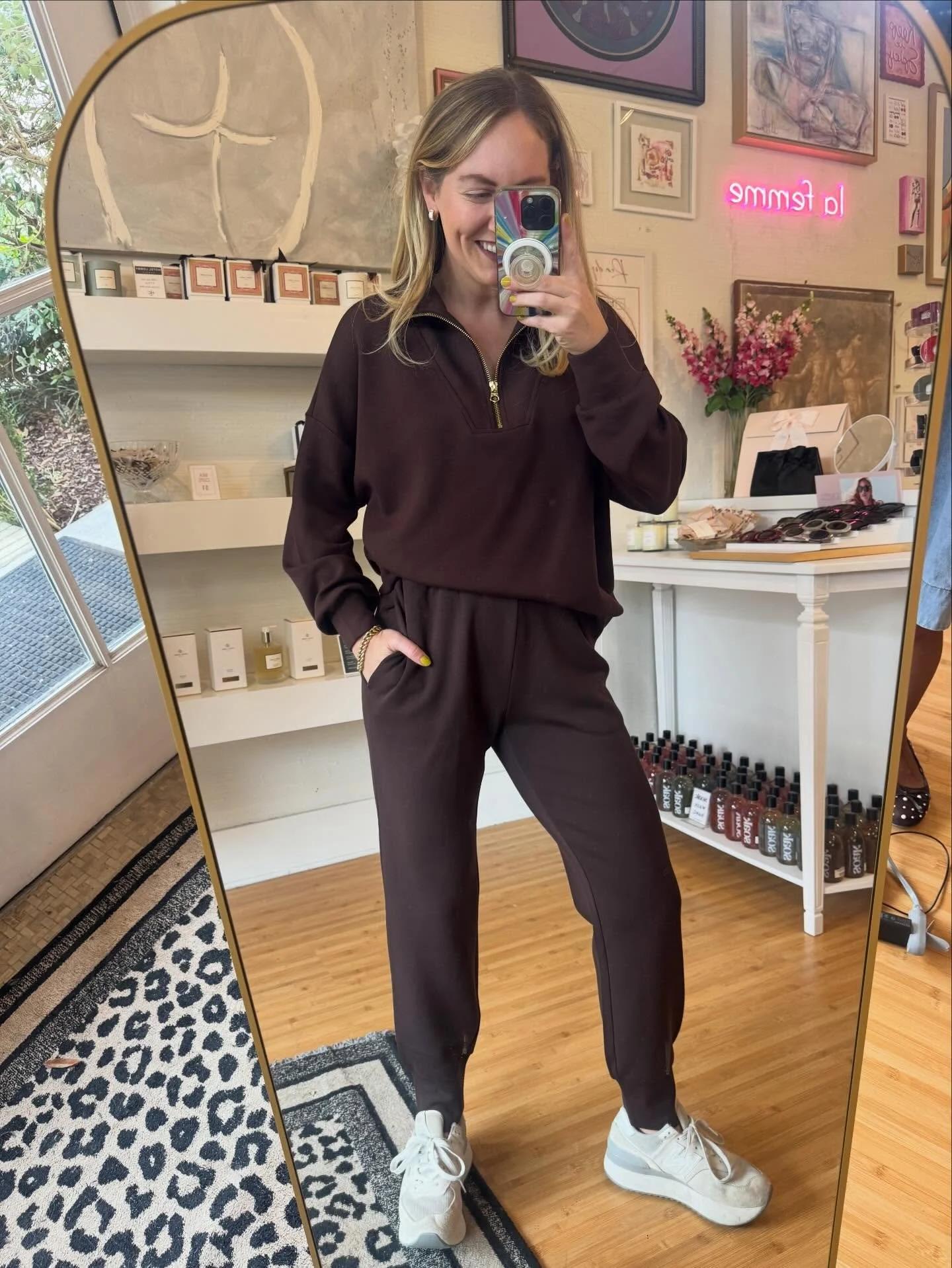 🤎From London to Lafayette🤎Varley is our newest brand here to elevate your errands, travel and lounge! The gold hardware is SO eye catching and you KNOW we love a pocket!