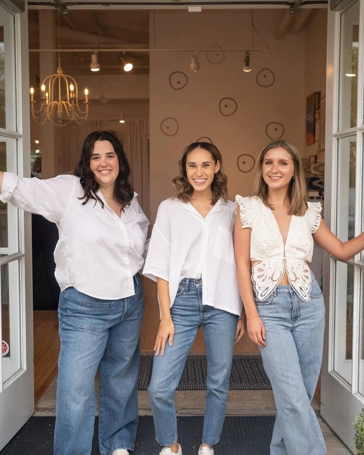 🤩A Saturday Dream Team! MJ and the Katies are in the fit rooms all day from 10-5! Is today the day you get size corrected? 🕺