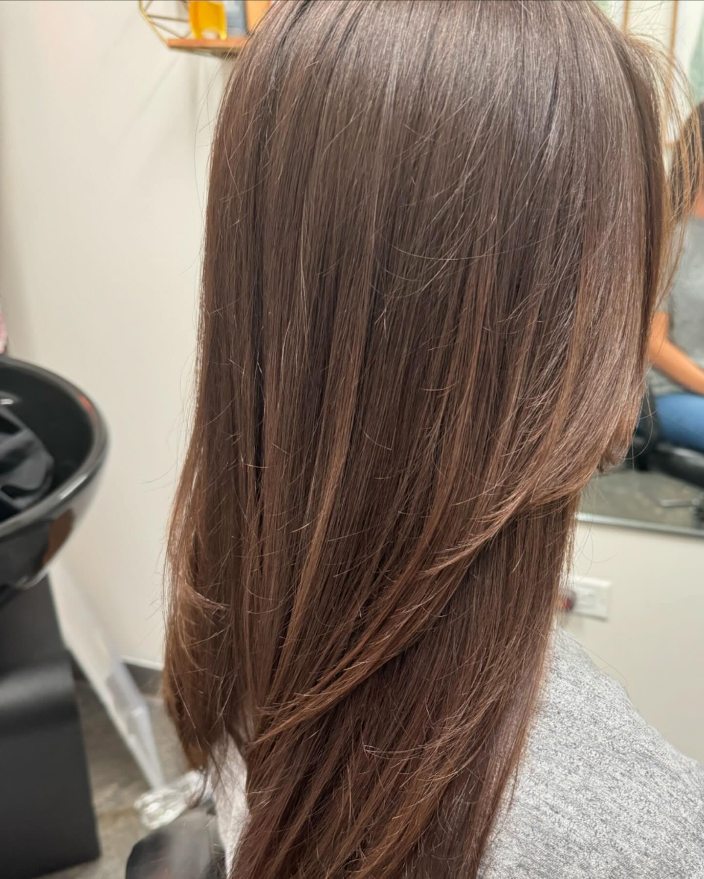 Well call this #expensivebrown ✨ 

A simple and very impactful gloss to neutralize the warmth and add shine. 

She is no longer a slave to the constant root touch, I eliminated the hard line between her regrowth and artificial color a while back with