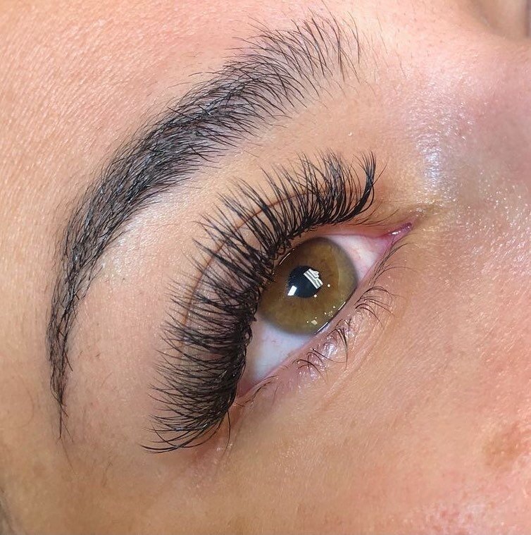 ✨Get the best of both worlds with hybrid lashes - the perfect blend of volume and length for that flawless flutter!

Book your appointment using the link in bio 📲

#lashesclapham #claphamlashes #lashtechclapham #claphamlashtech #lashextensionsclapha