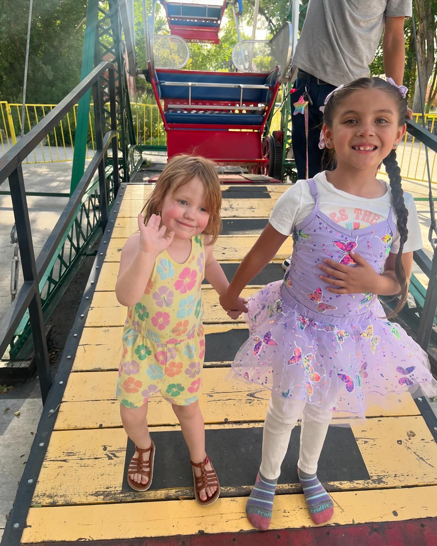 Liberty Park is calling your name! 🚨 Grab your BFF and get ready for an adventure! Lifelong memories here we come ! 🎡🥰🎈🎊